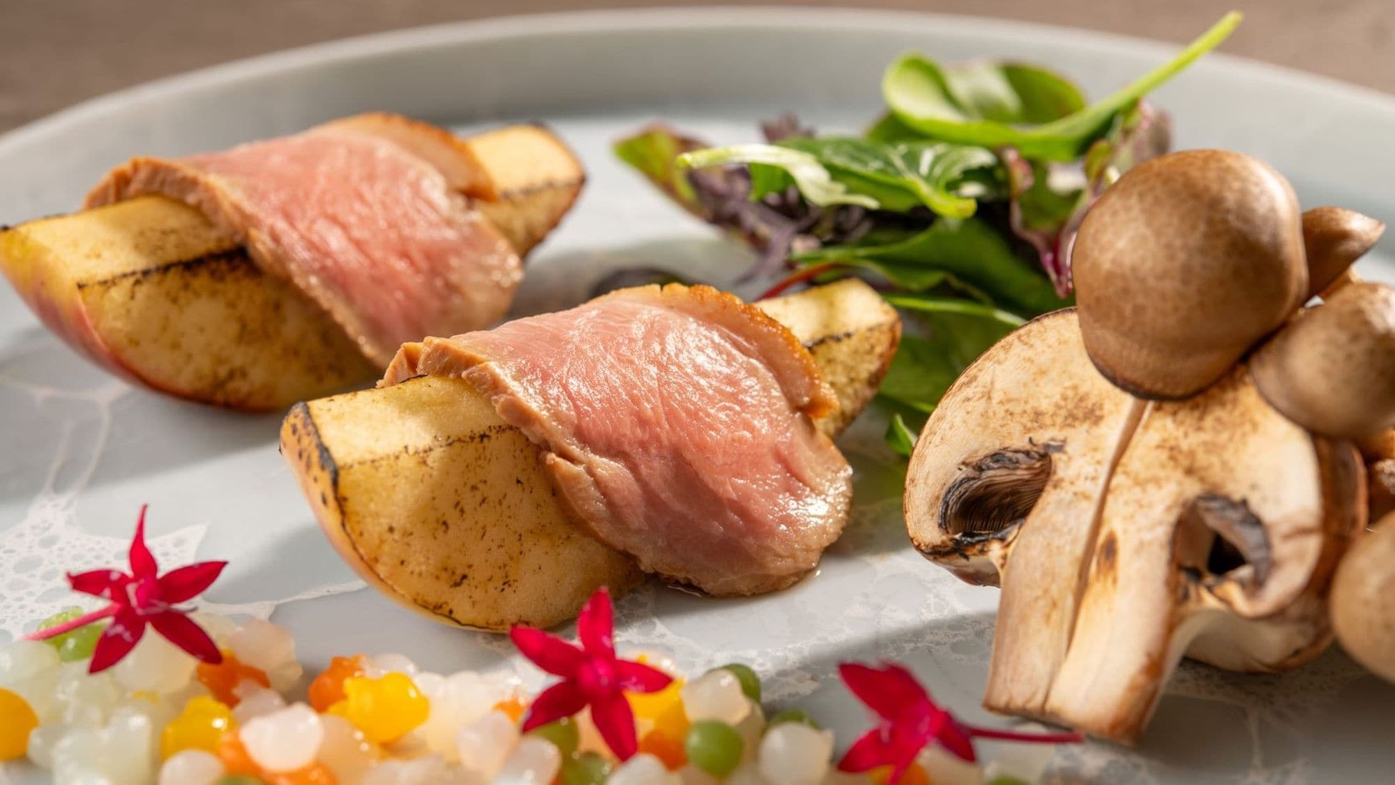 【地方特色怀石料理套餐】秋季（2026年9月-11月）主菜：肉桂烤鸭胸、烤苹果、烤蘑菇
