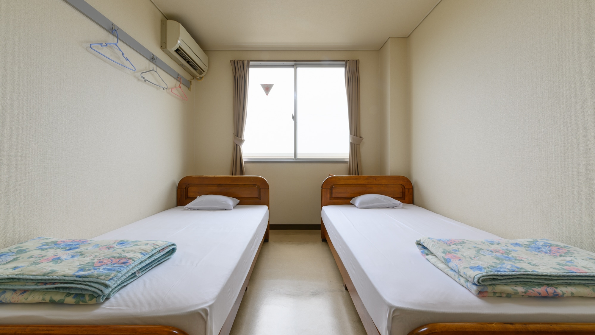 [Smoking] Twin room (no bath or toilet)