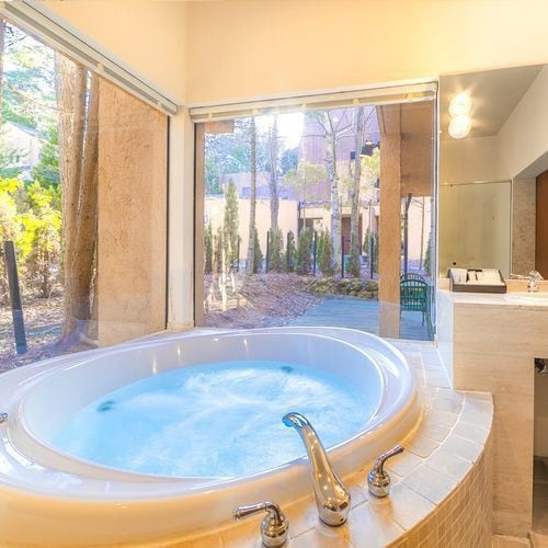 [Premium Suite] Enjoy a bath in "high-concentration vanadium natural water," a gift from Mt. Fuji (example of a guest room)