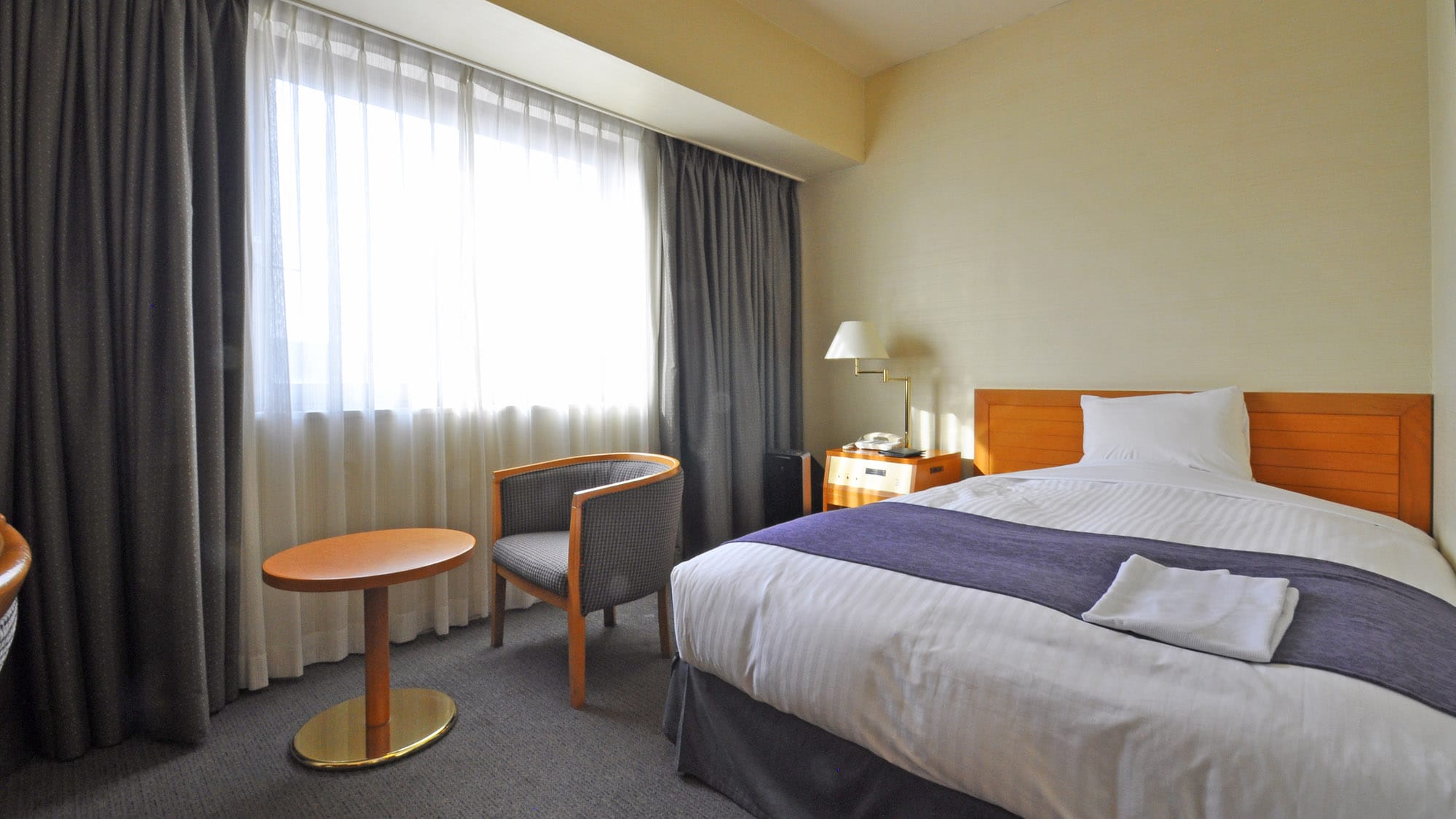 [Deluxe Single Room] Recommended for those who want to relax in a 145cm wide semi-double bed.