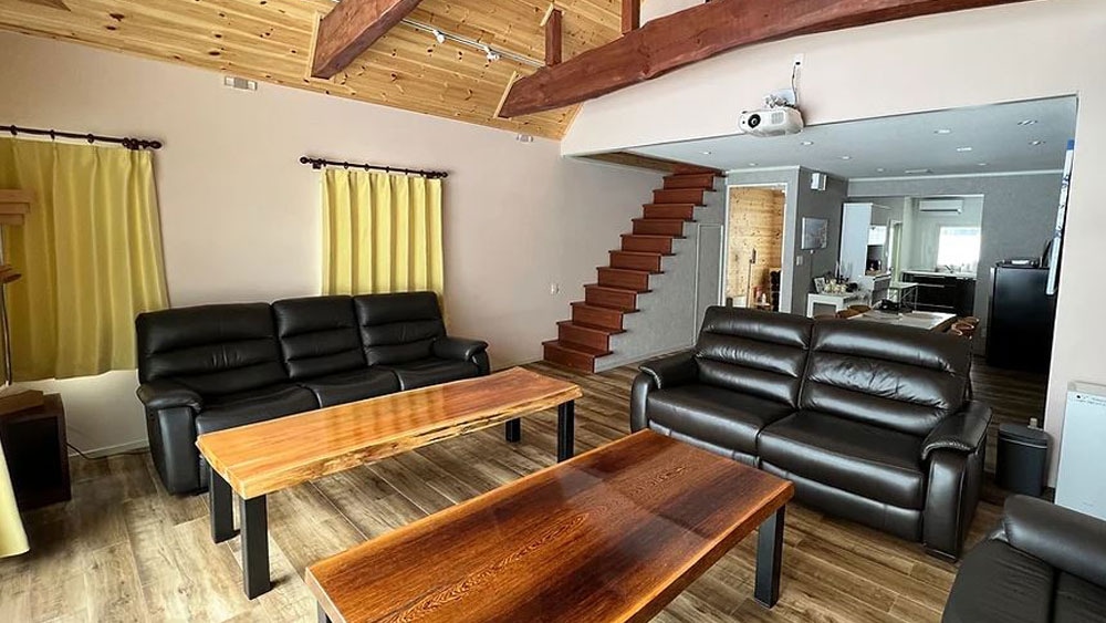 [Meteor Garden Villa] = Living = Spacious living room with imposing beams that feels the history of an old folk house