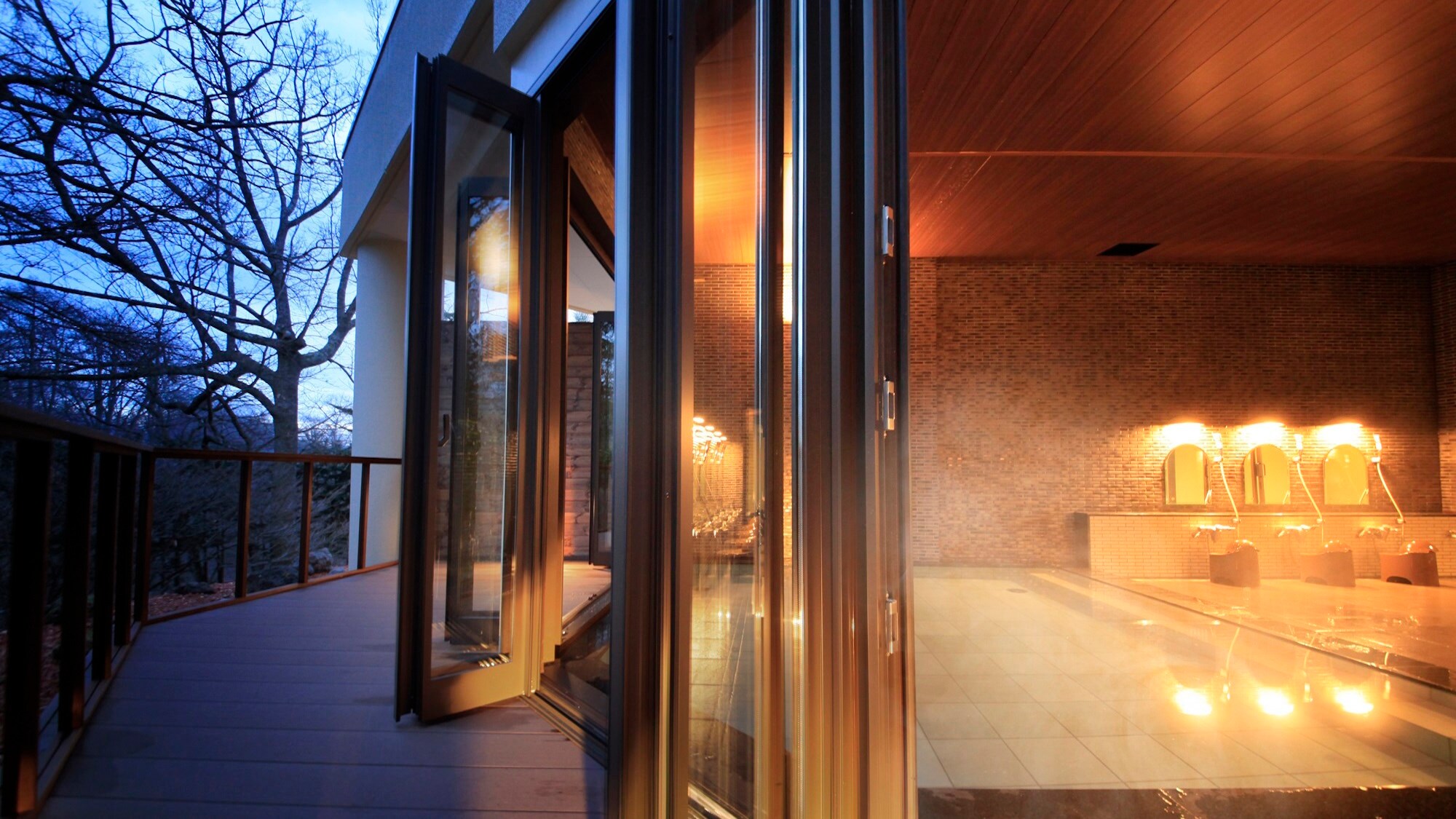 Large hot spring bath | A large hot spring bath boasting large windows