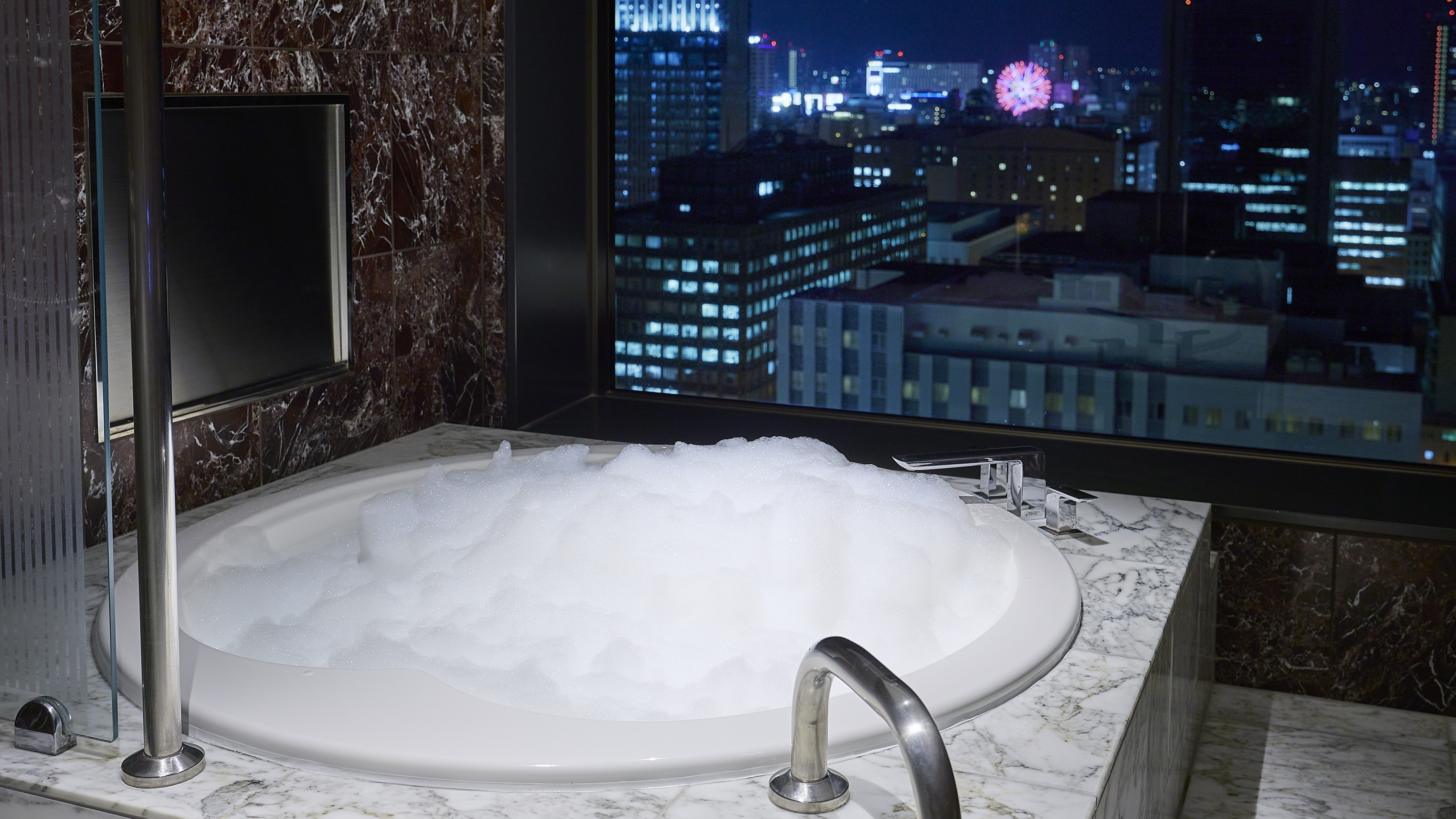 Gambar kamar mandi dengan pemandangan. Tiga kamar Plaza King di lantai atas memiliki kamar mandi dan pemandangan yang berbeda, yang menarik.