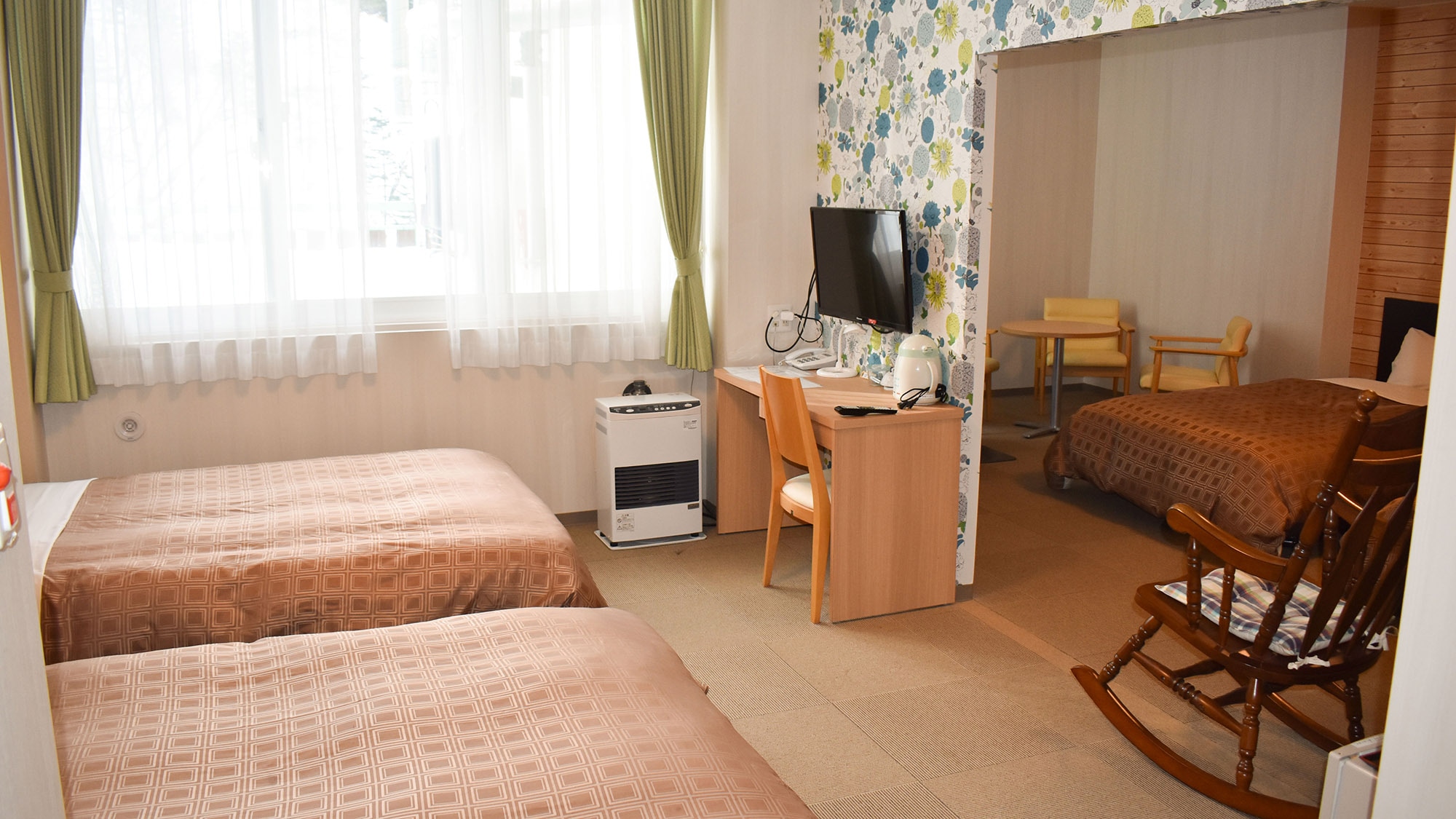 ・[Guest Room (203)] A spacious room that can accommodate up to four people.