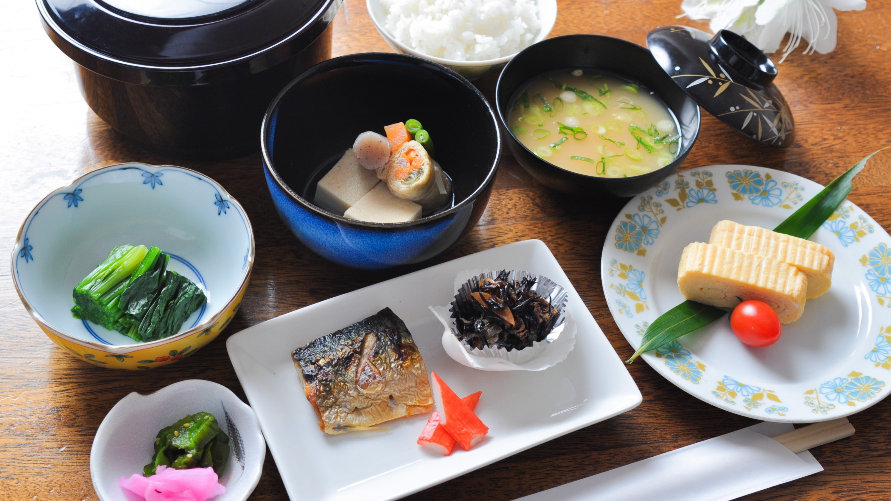 인기 일본식 아침 식사, 계란 구이, 고등어 소금 구이, 기타