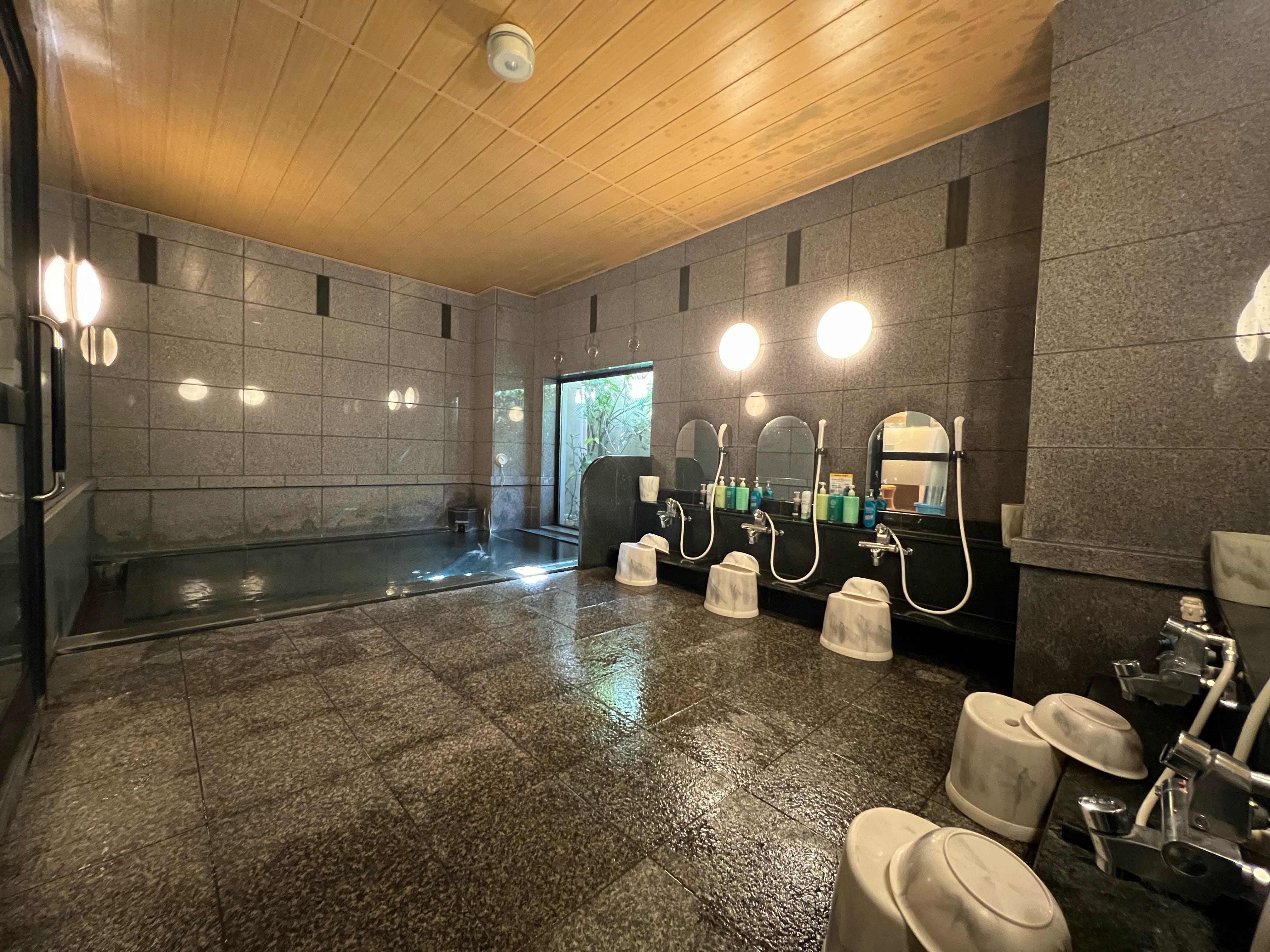 Phòng tắm công cộng lớn