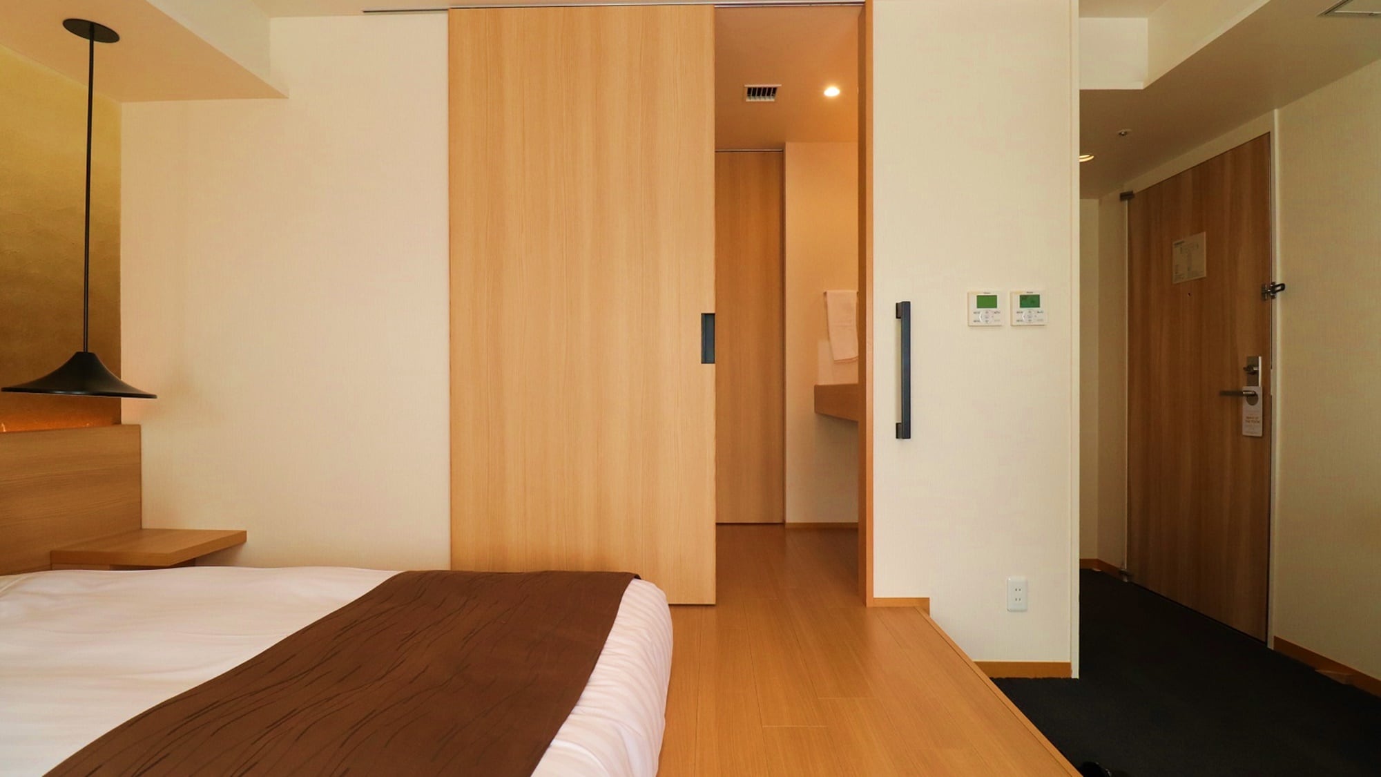 *[Stylish Twin L] An elegant guest room with a small rise that combines the goodness of both Japanese and Western style rooms.