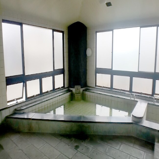 Large communal bath for men ♪ Business hours are from 16:00 to 24:00.