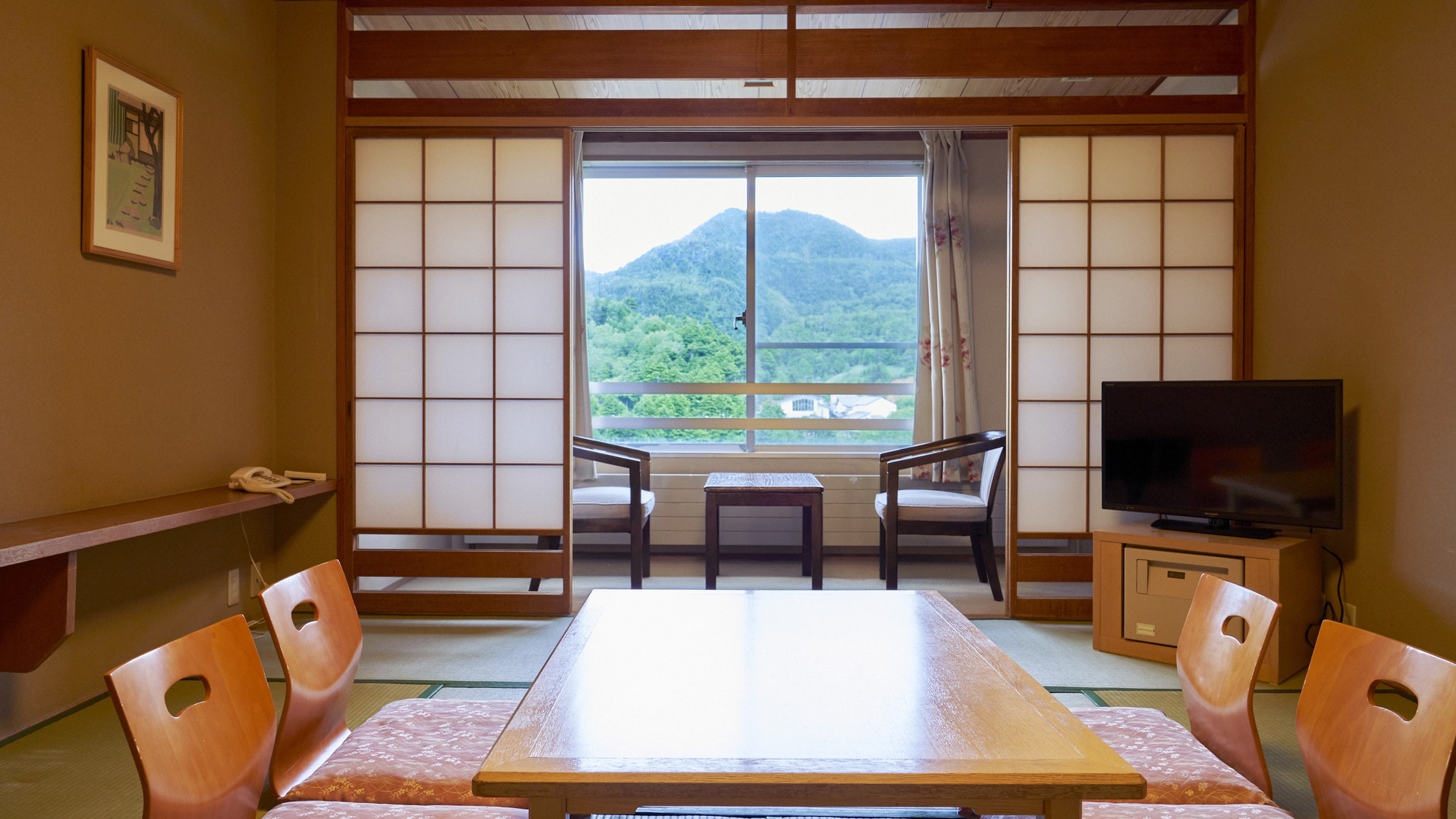 [Japanese-style room] (10 tatami mats, 1 to 5 people) You can relax in a room where you can feel the warmth of a comfortable Japanese atmosphere.