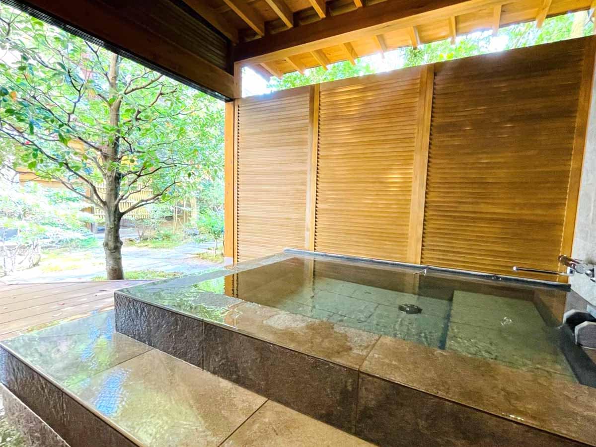 With open-air bath flowing directly from the source