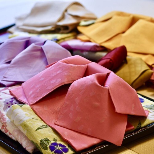 ยูกาตะสีสันสดใสยังมาพร้อมกับโอบิตกแต่งอีกด้วย