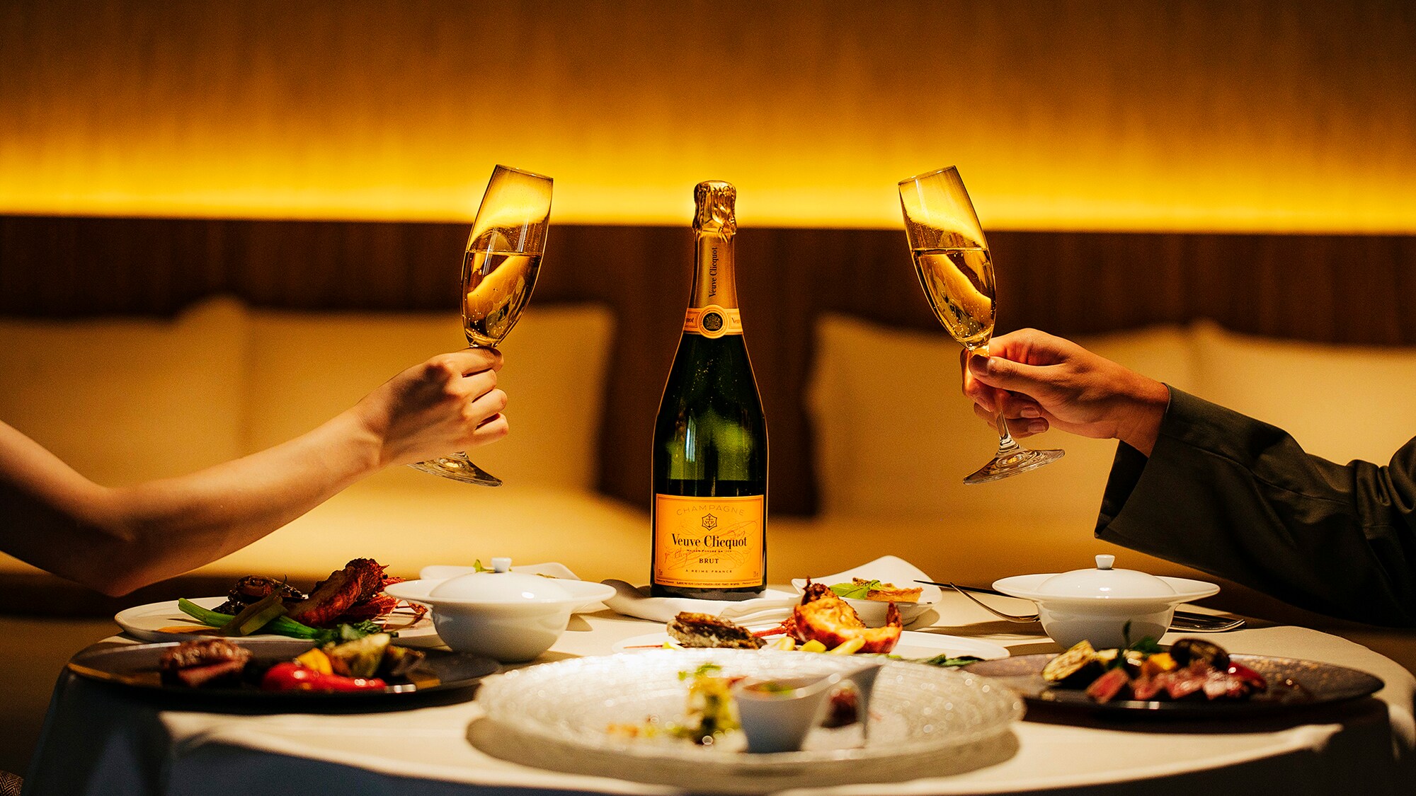 [In-room dinner] An exceptional dish to enjoy in a private space, an elegant moment for just the two of you.