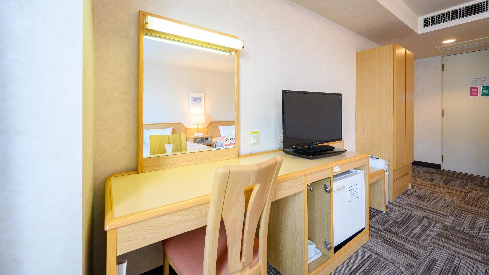 [Twin Standard 1] Desk