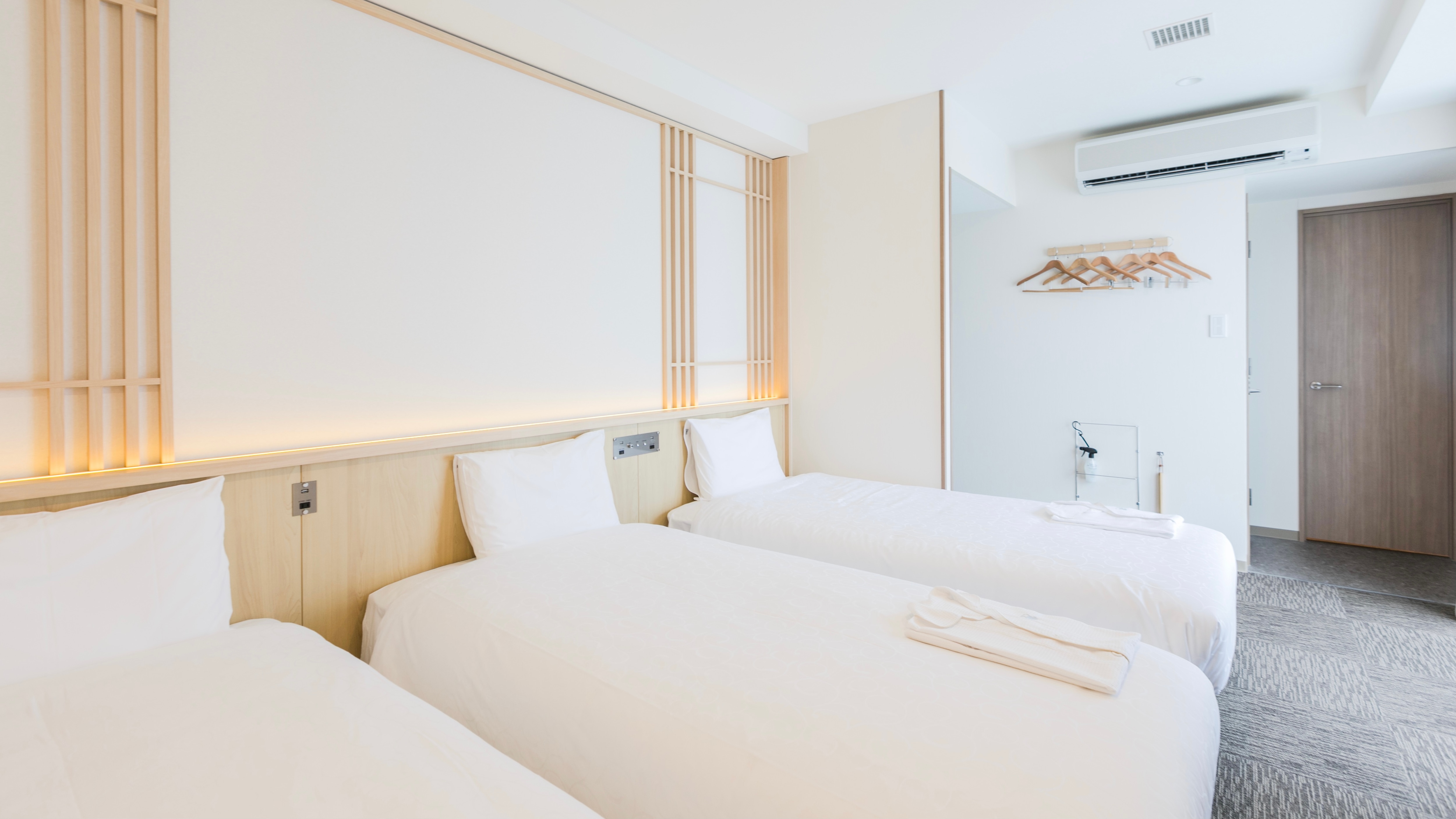 Triple room with 3 single beds