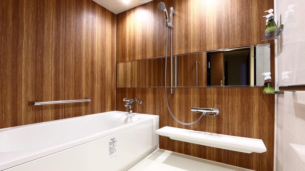 Anda dapat menyembuhkan kepenatan perjalanan Anda di kamar mandi yang luas dengan bathtub.
