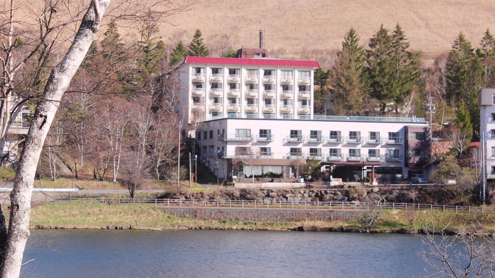 *Exterior: Our hotel is located on the shores of Lake Shirakaba, with the dazzling green of Mt. Kurumayama behind it.