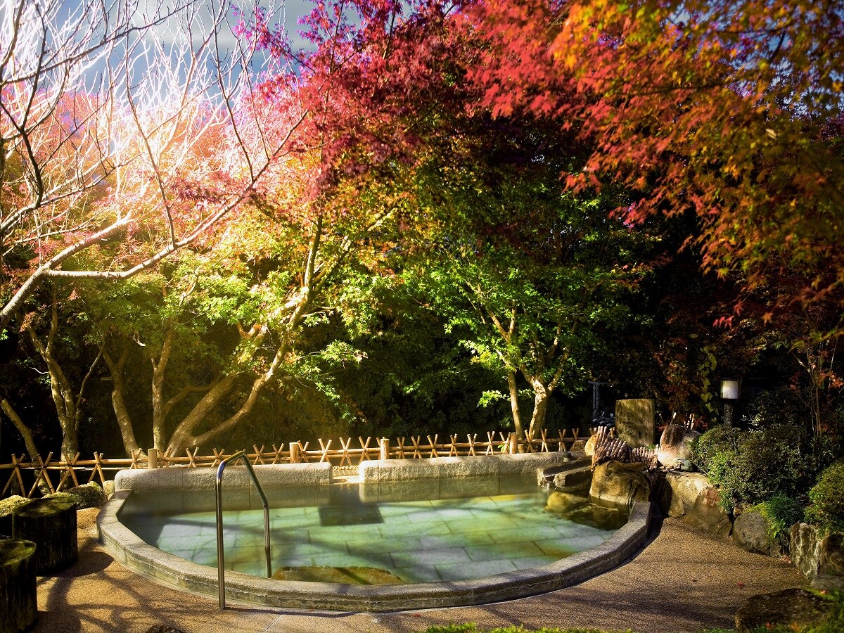 Kanae no Yu during autumn leaves (late November to early December)