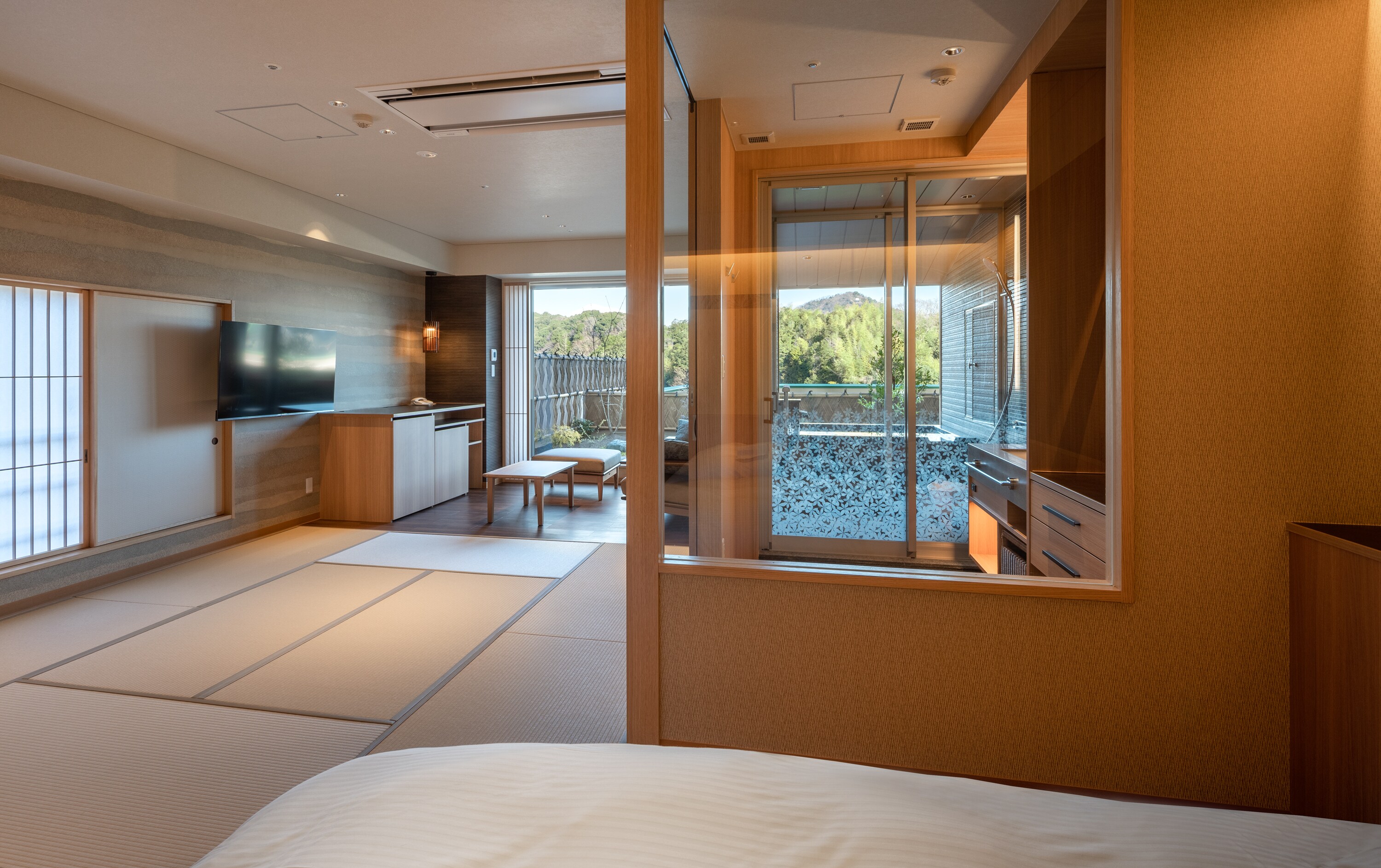 4F: Guest rooms with open-air baths