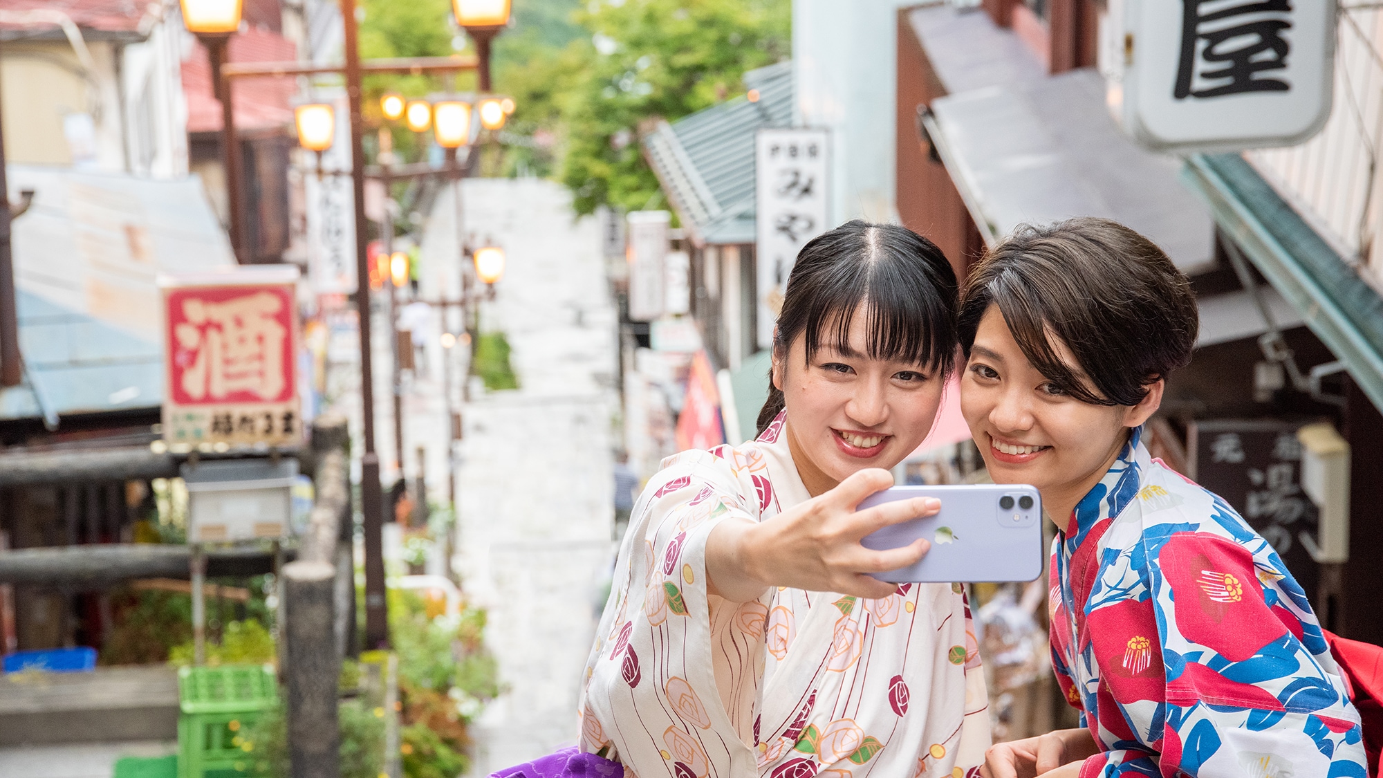 * [Walk around] Walk around the stone steps in a colored yukata