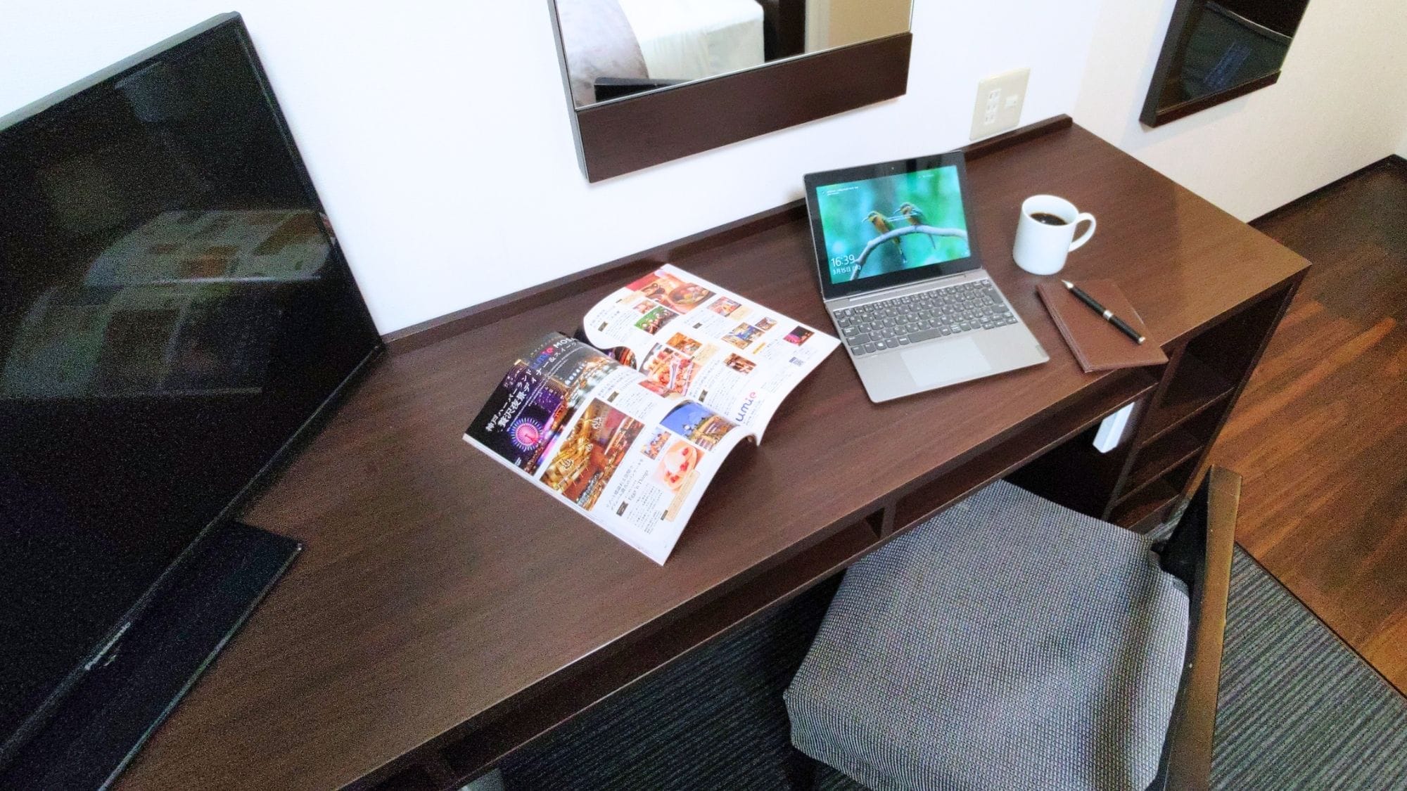 ◆Guest room - You can use the desk spaciously. Perfect for work.