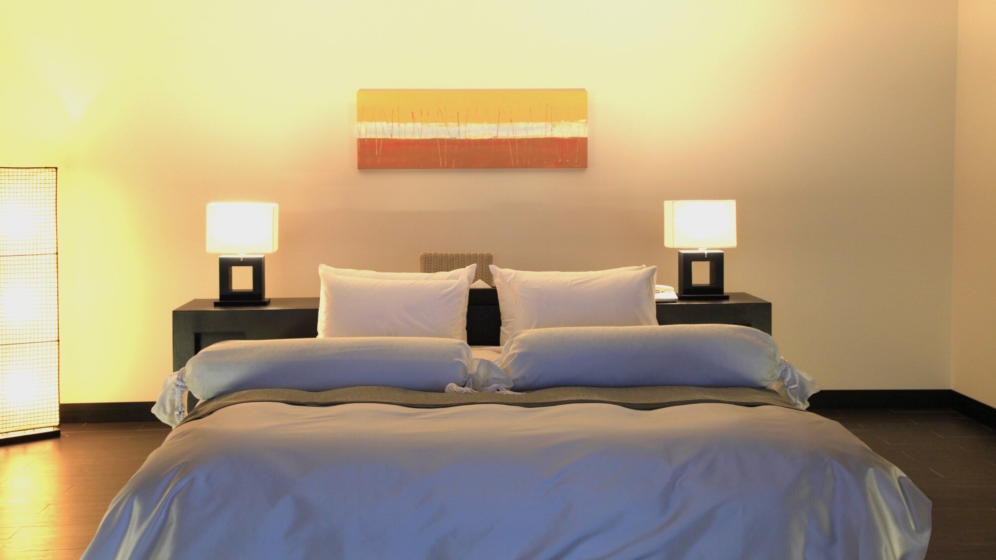 [Pool Villa Royal Suite] You can relax comfortably in the bedroom with a king-sized bed.