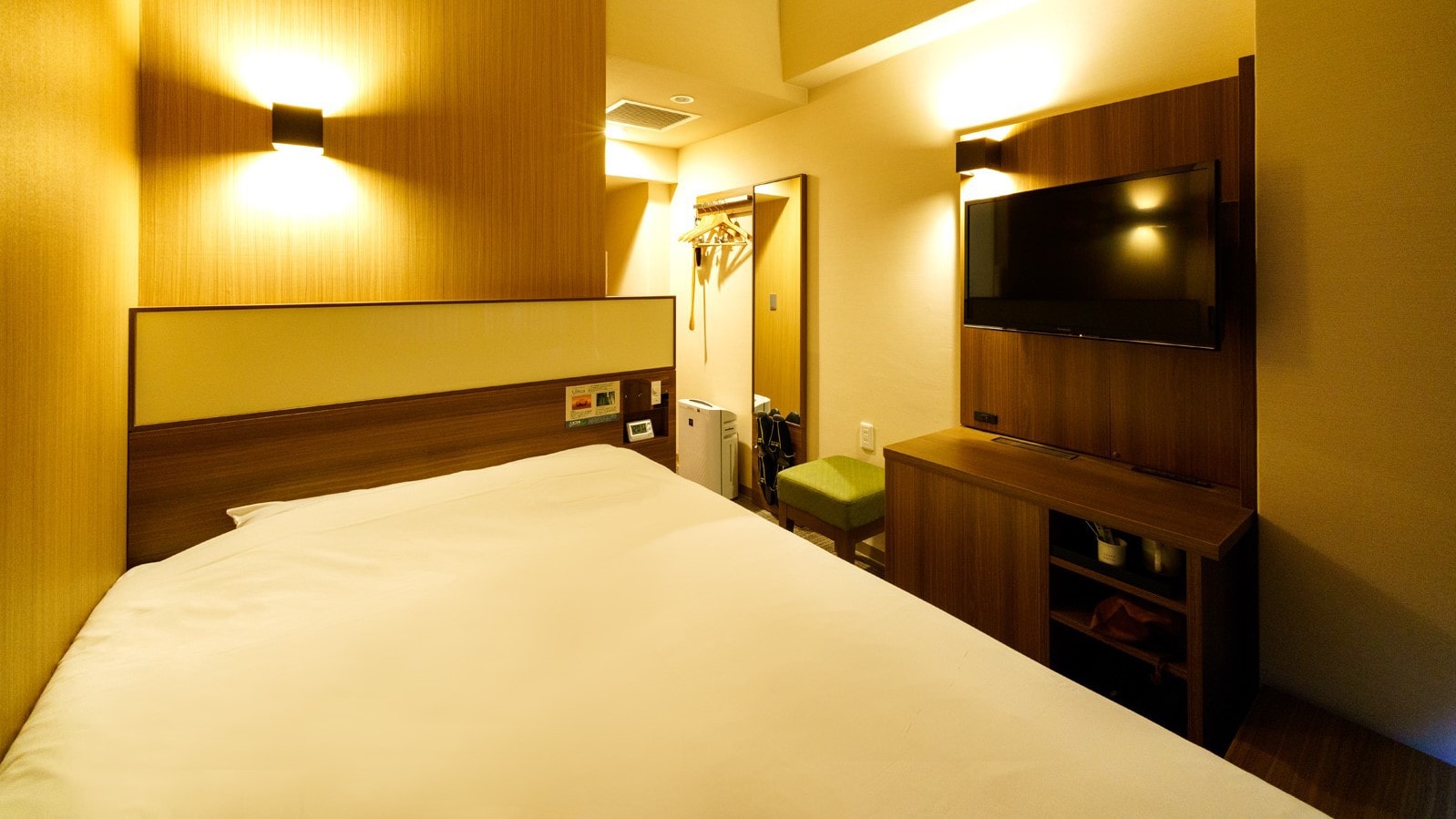 A 140cm wide bed and a mattress with just the right amount of firmness will ensure a good night's sleep.