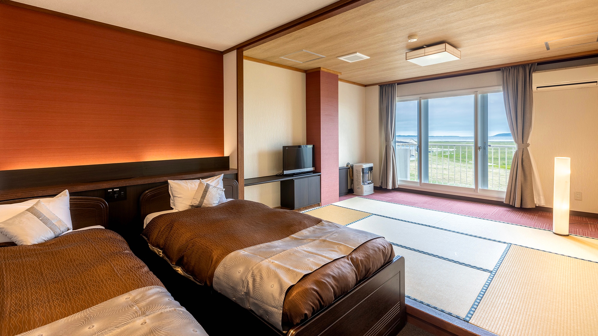 [Lake view] Japanese-Western style superior twin room *Pets allowed