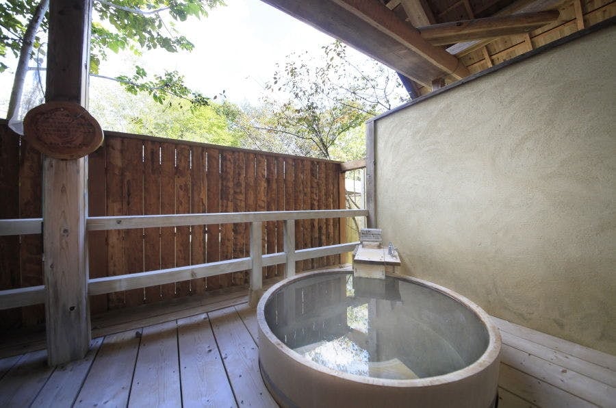Separated "damselfly" with an open-air bath