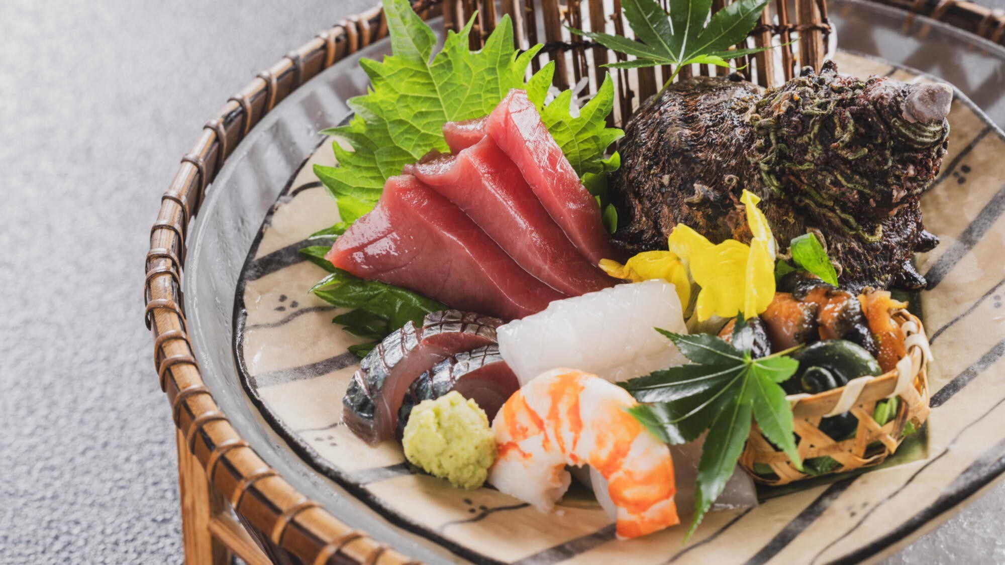 [Assorted Sashimi Platter] Enjoy the freshest seafood caught just before serving. *Example of a meal