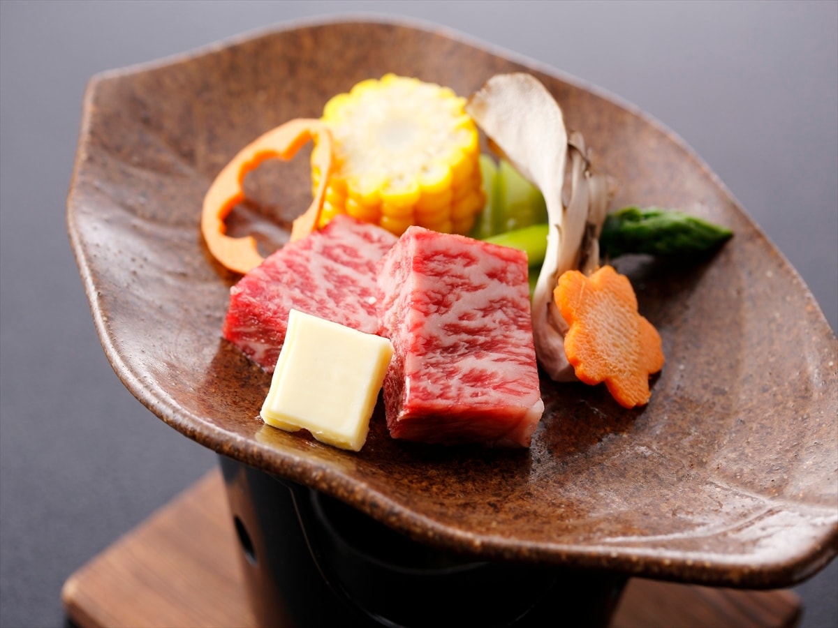 Daging sapi Hida panggang di piring keramik