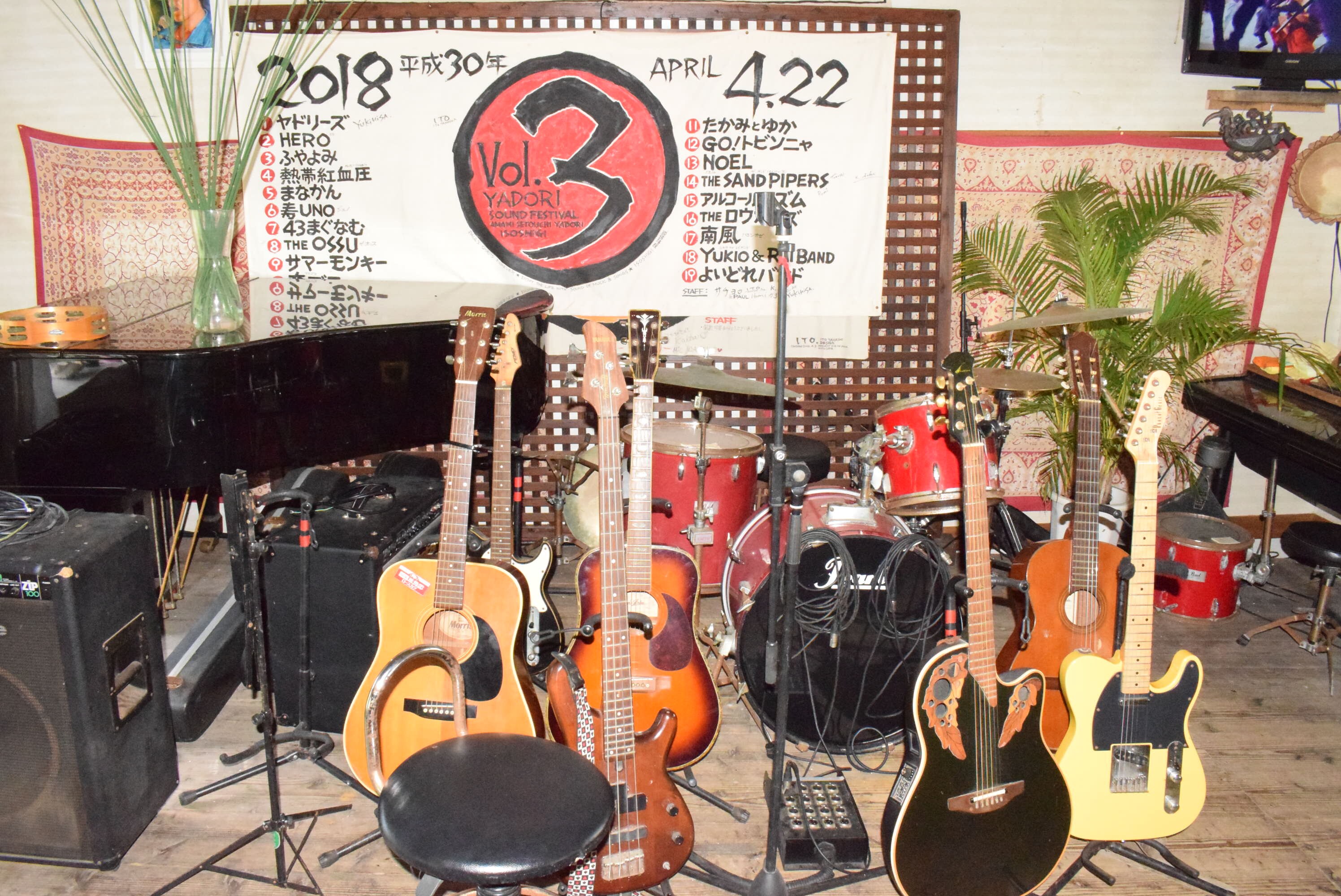 A restaurant where musicians also gather