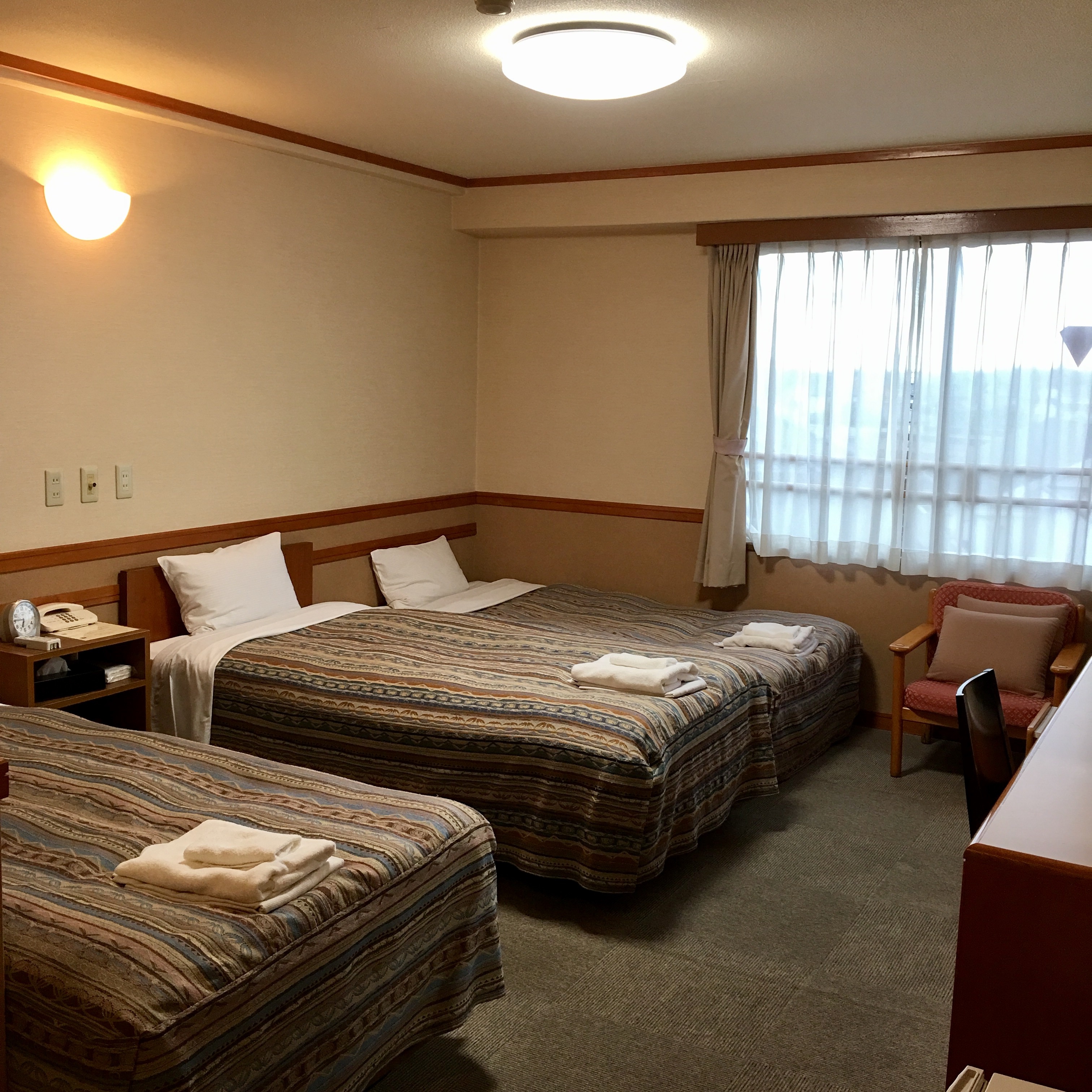 The twin rooms are also spacious. If three people are staying, one person will have an extra bed.