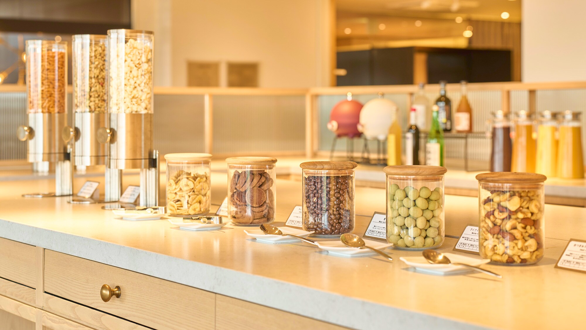 ・【1F Lounge】Perfect for drinking snacks. Nuts, cheese, etc. are also available.