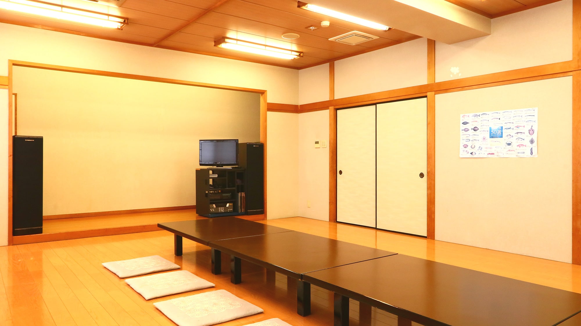 <Banquet hall> A room that can accommodate a large number of people