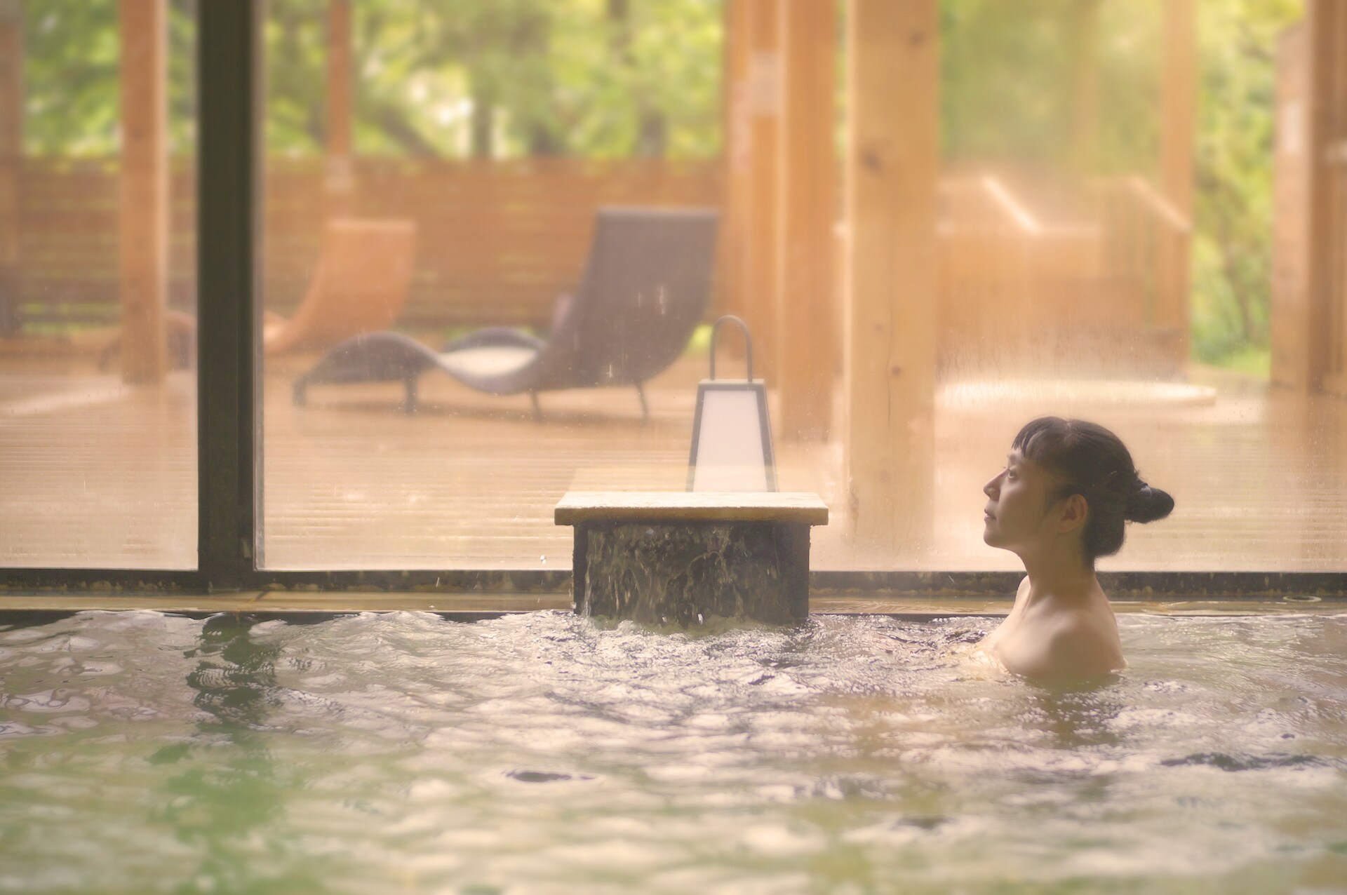 女性早晨沐浴