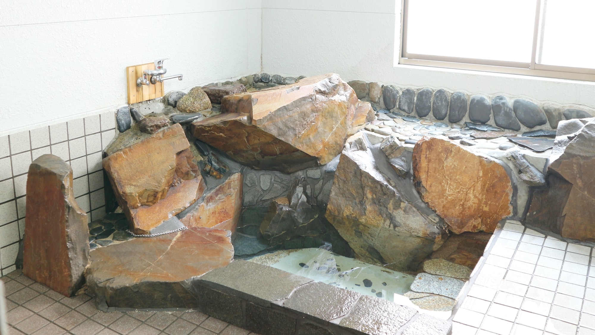 *[Bath] The men's bath is a rock bath. Shampoo, rinse, and body soap are provided.