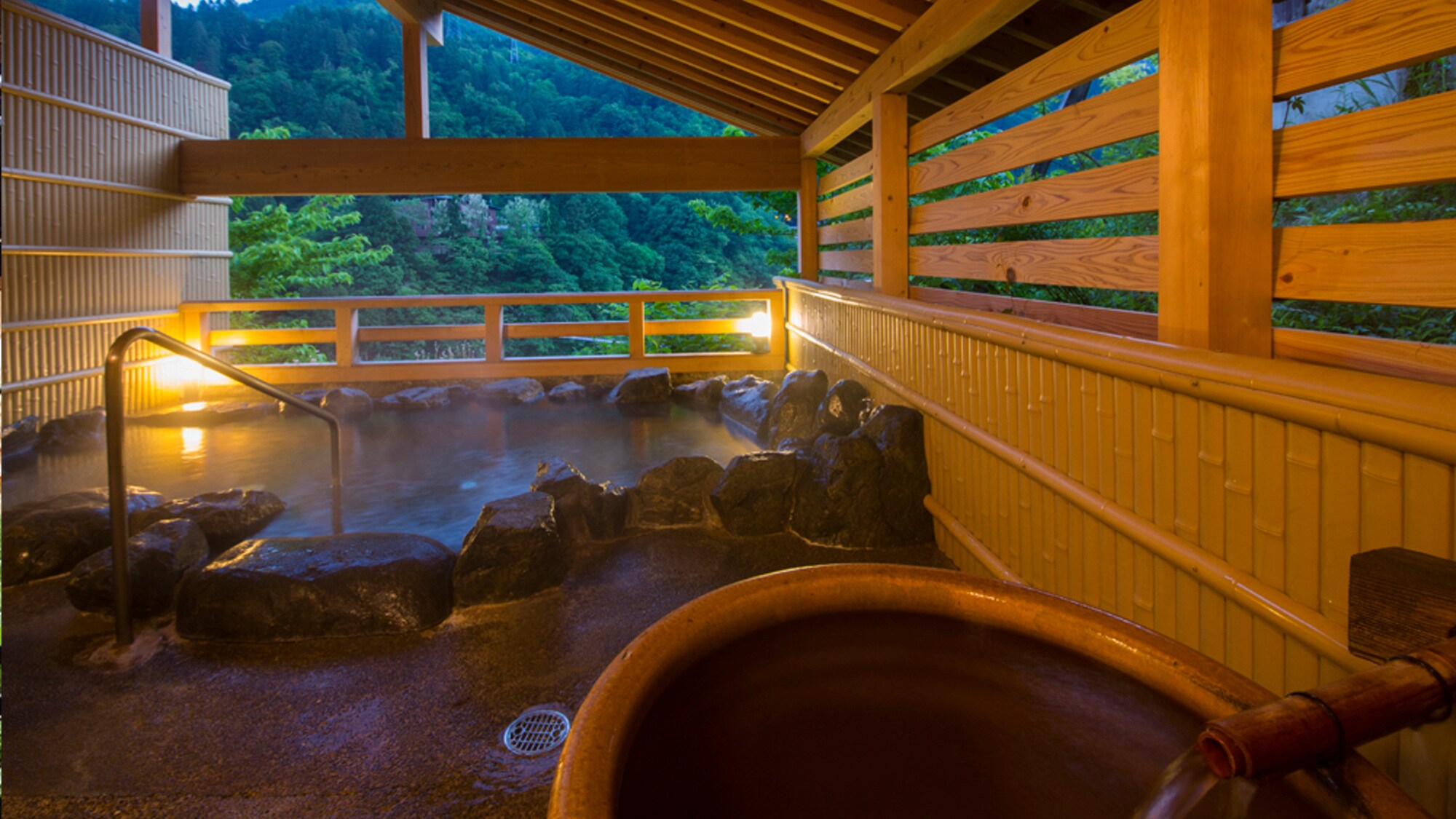夕陽西下，私人露天浴池「Seseragi」燈火通明。