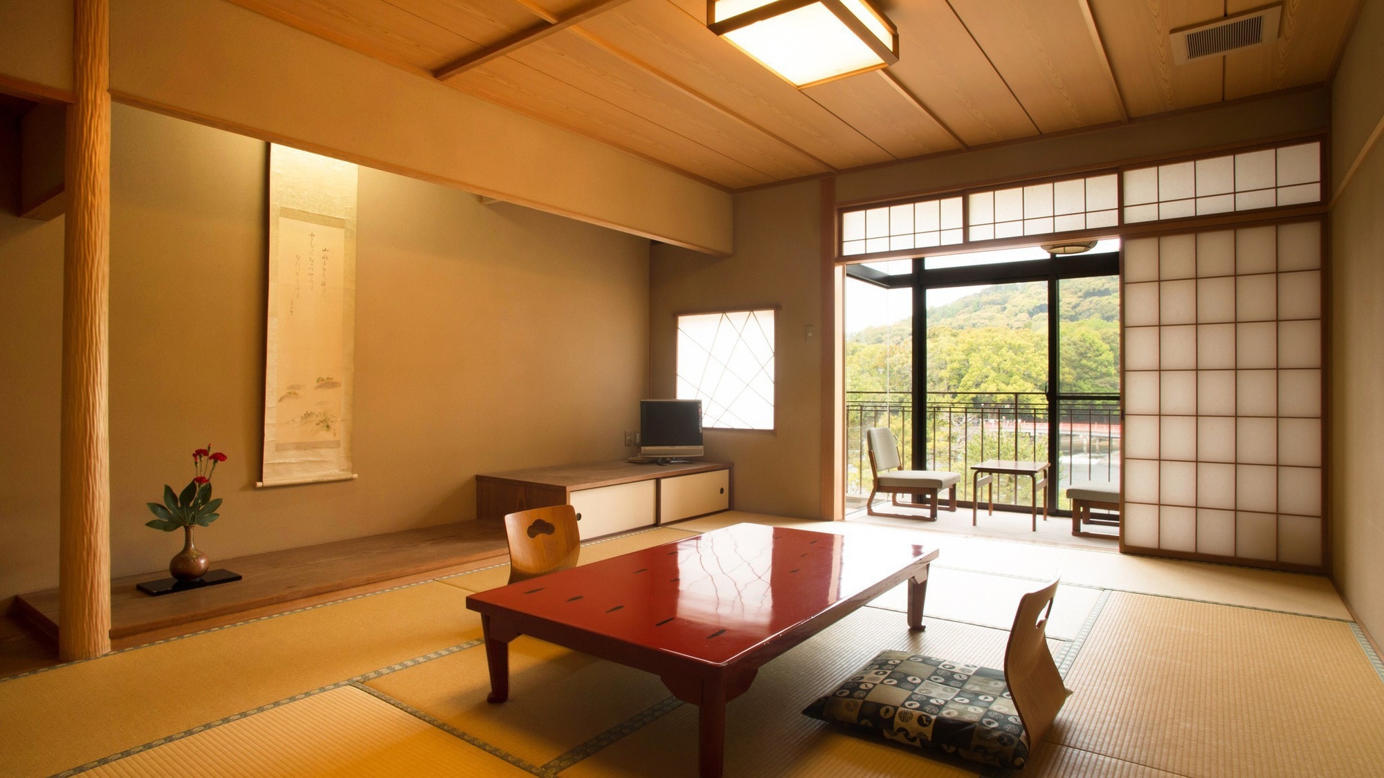 All rooms have a panoramic view of the Uji River. Japanese-style room 12 tatami mats (non-smoking)