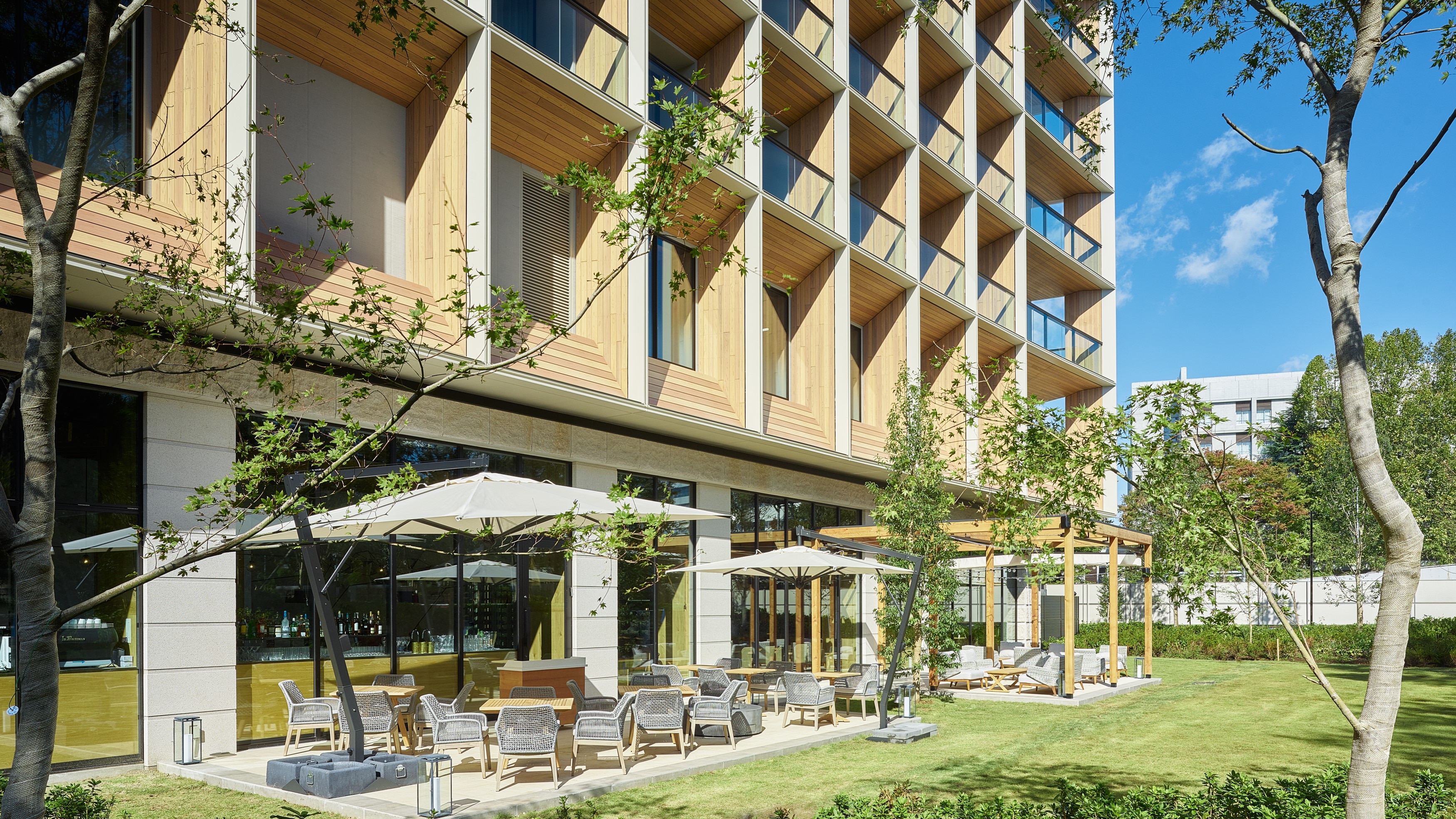 [Design that harmonizes with the greenery and terrain of Jingu Gaien]