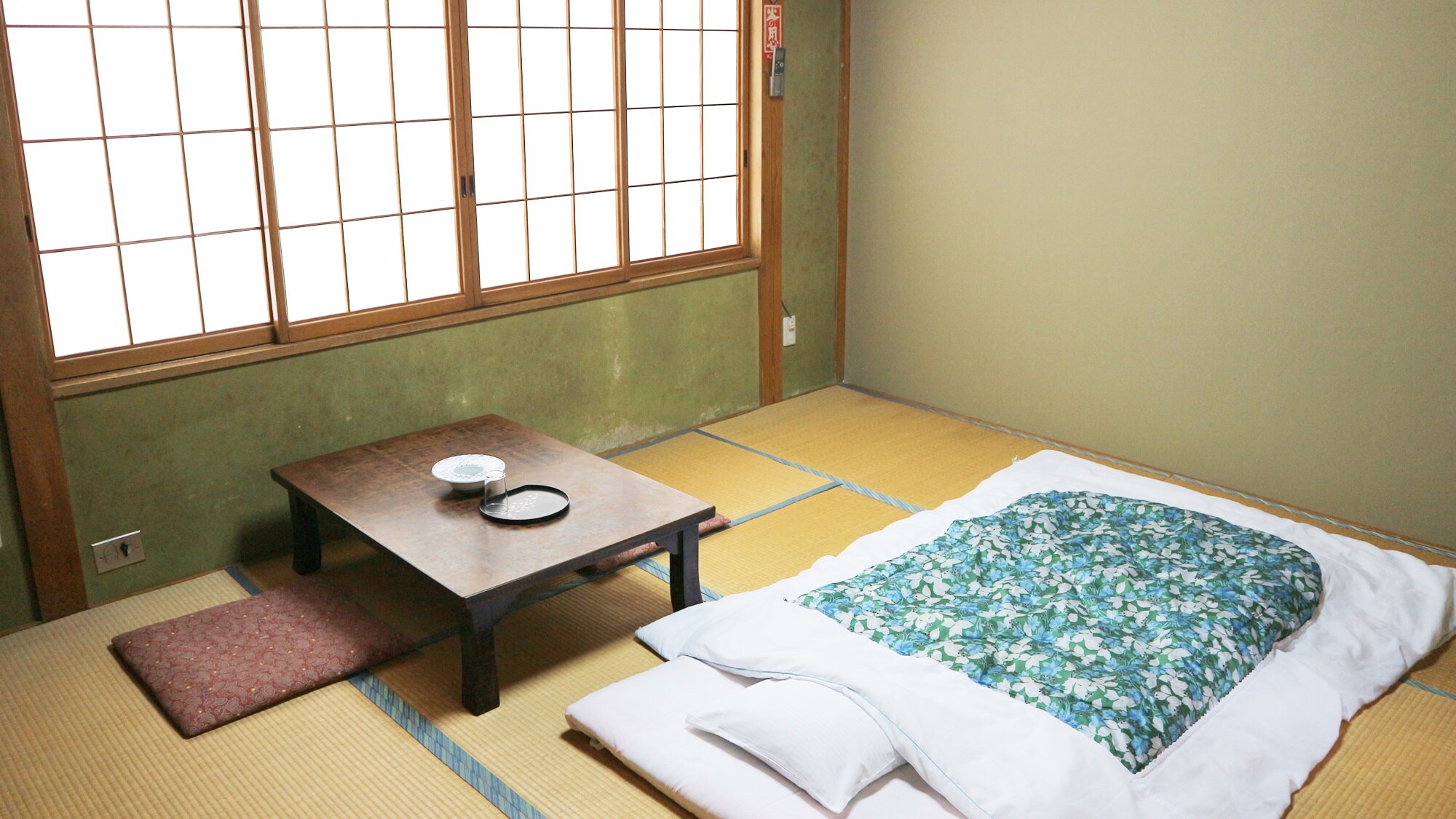 * One example of Japanese-style room / Welcome for consecutive nights! You can bring your own manga! Please enjoy during your stay!