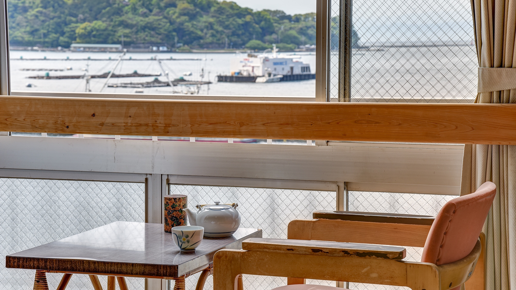 * [Sea side Japanese-style room 12 tatami mats / example view] Suruga Bay, Mt. Fuji, and harbor scenery outside the window * With bath and toilet