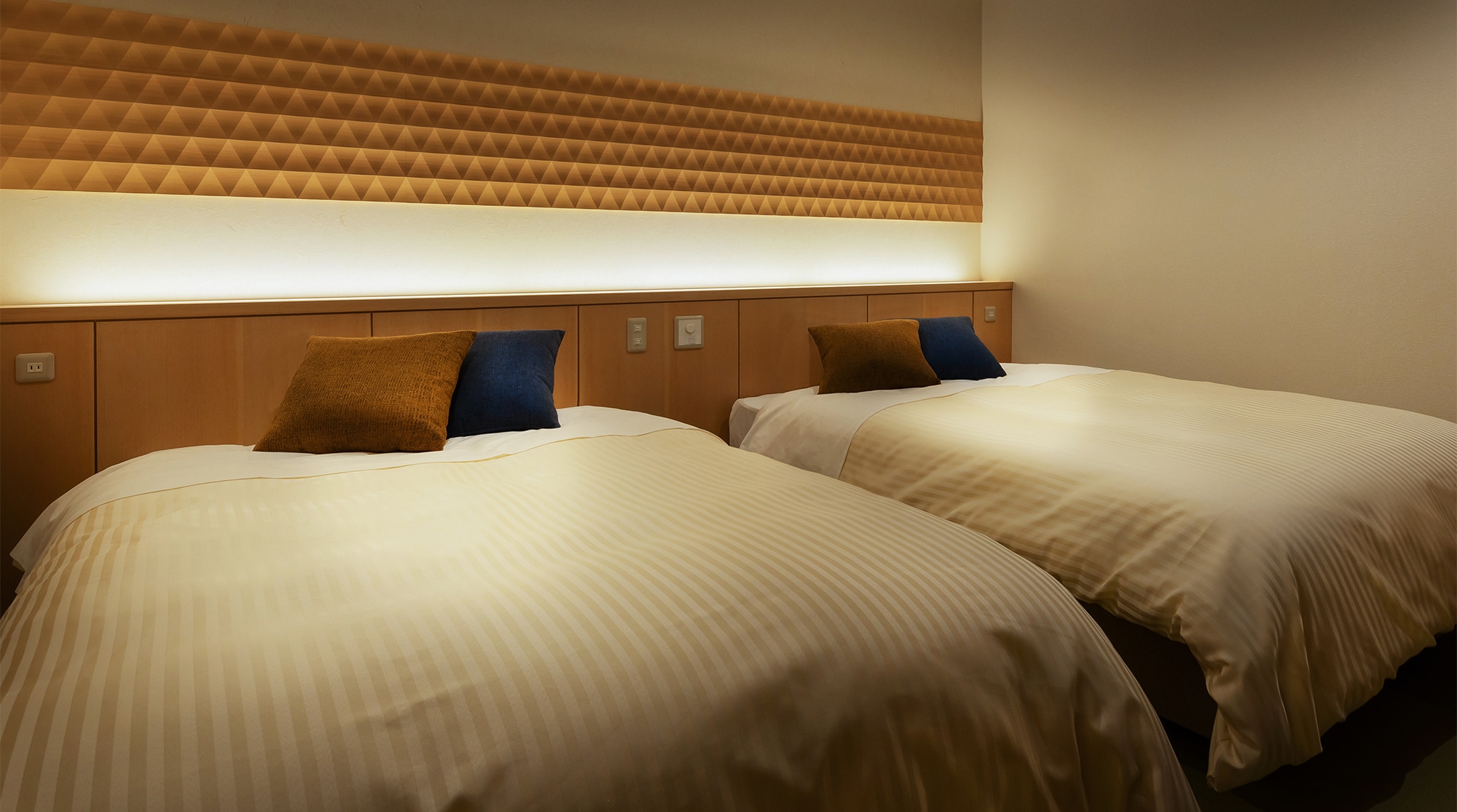 [Modern Japanese style 12 tatami twin room] Enjoy a comfortable sleep in a Simmons semi-double bed.