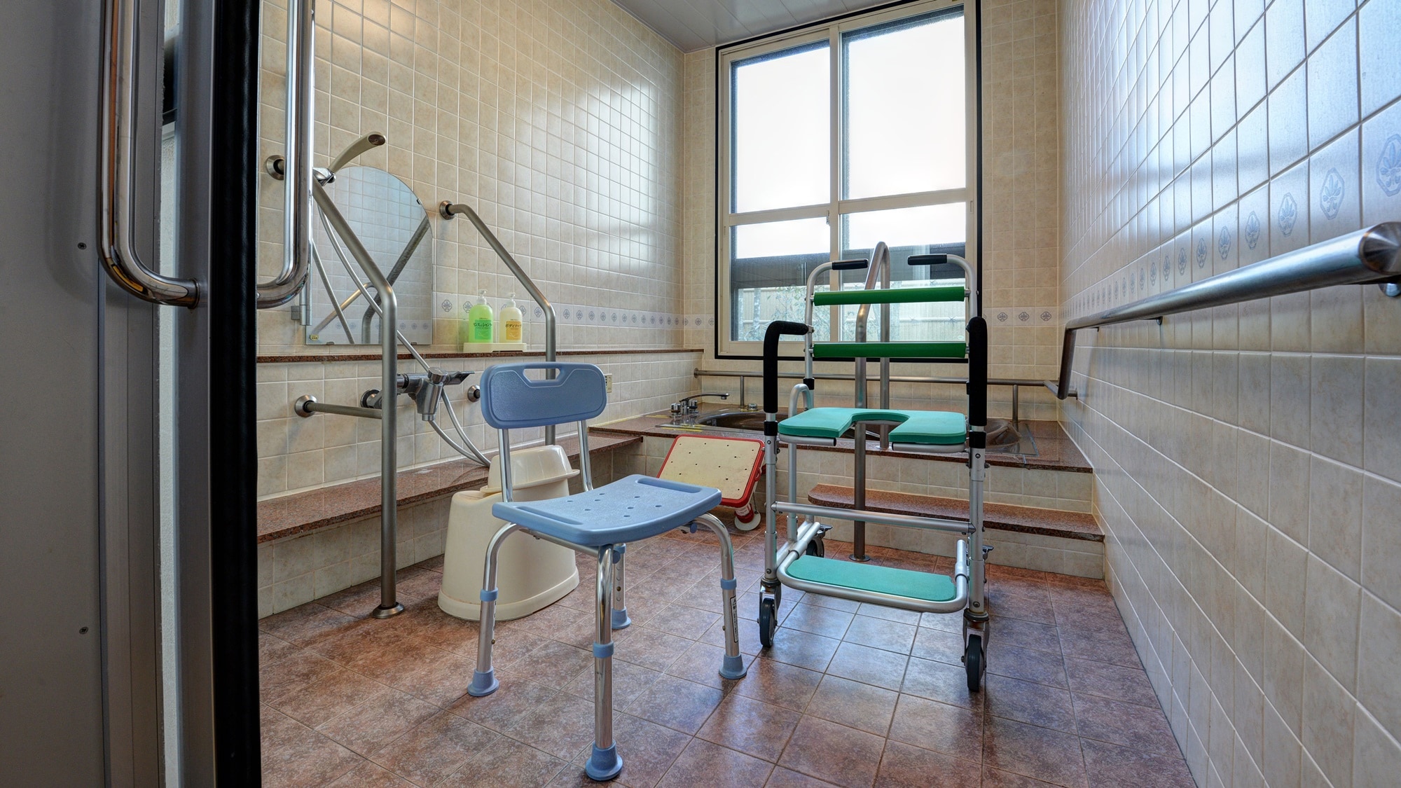 *[1F Barrier-free Japanese-Western room/bath] The bathroom is barrier-free and equipped with handrails and chairs.