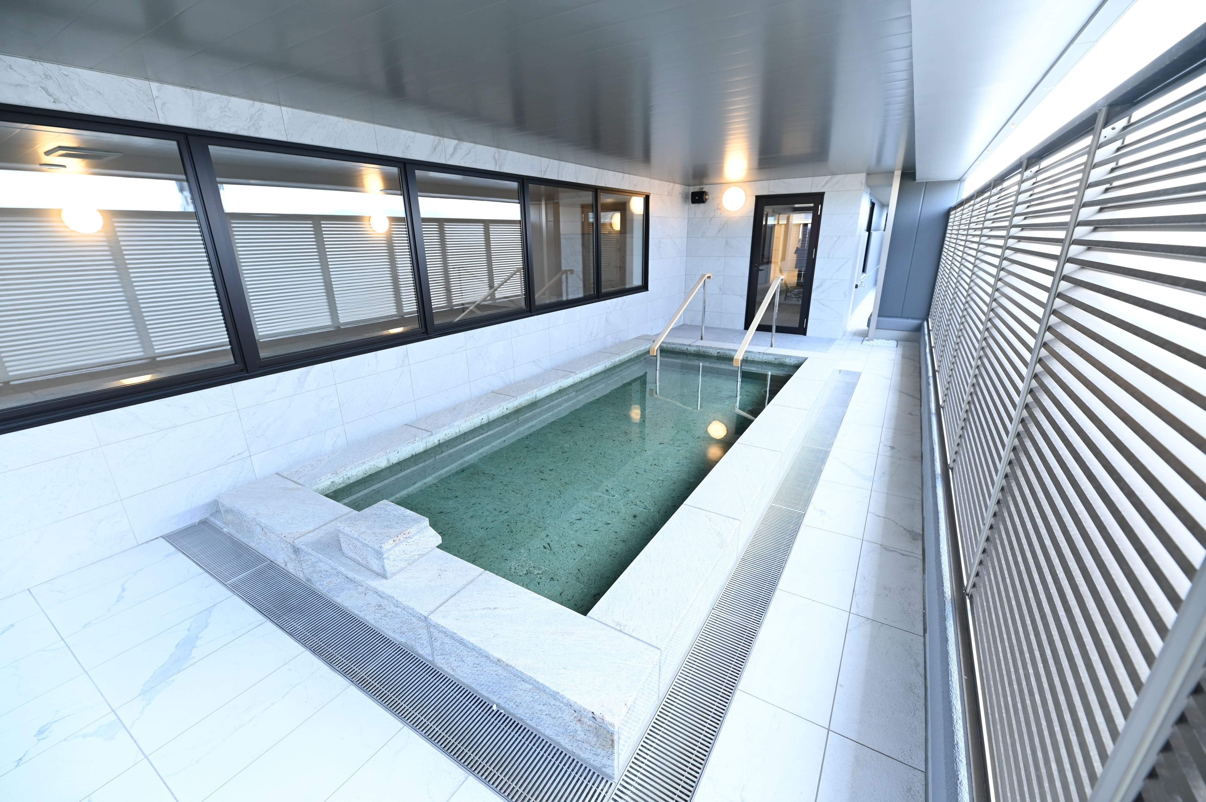 Large public bath, outdoor bath