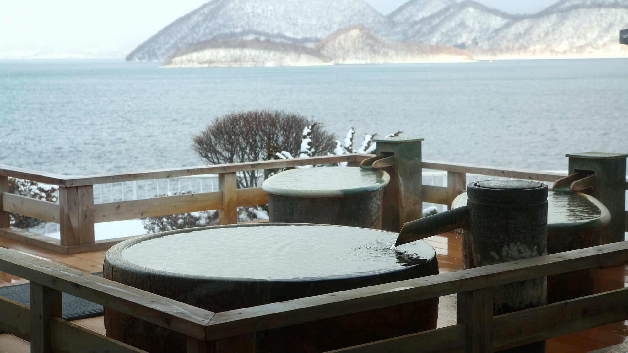 たっぷりの湯量を誇る洞爺湖温泉。小さめの浴槽ならば独り占めに。