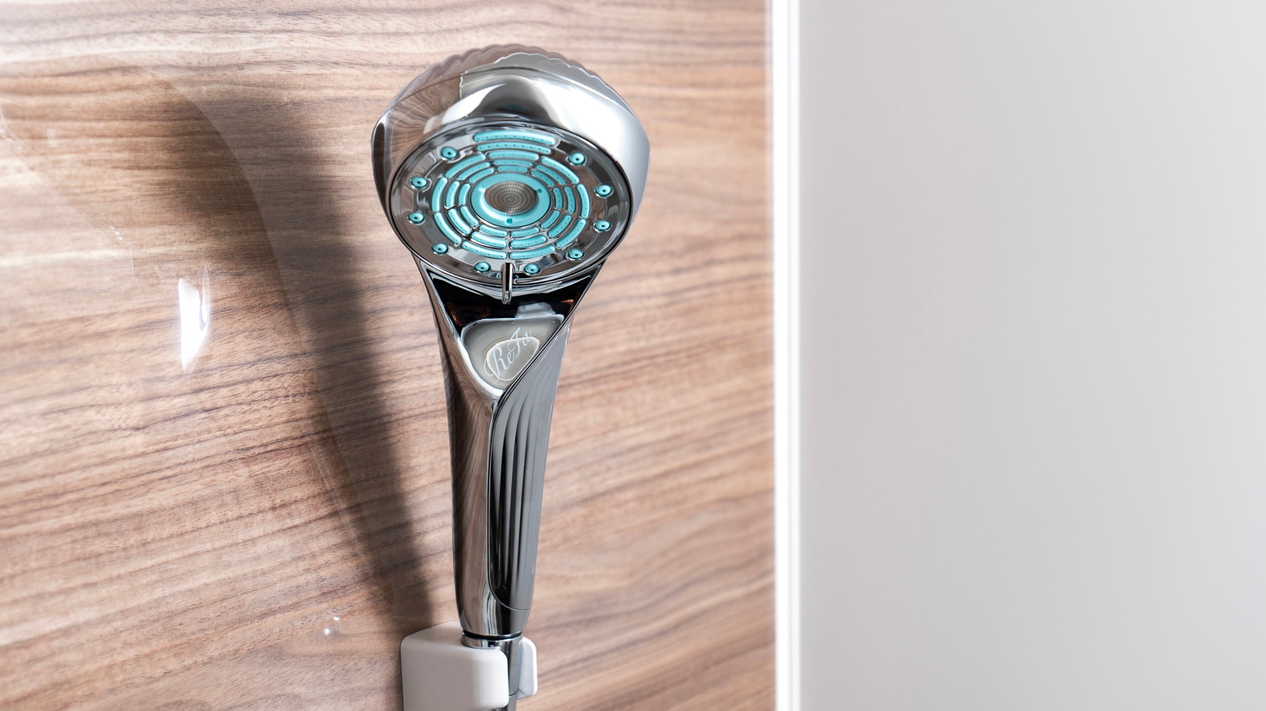 使用 ReFa 蓮蓬頭，享受極致的沐浴體驗！