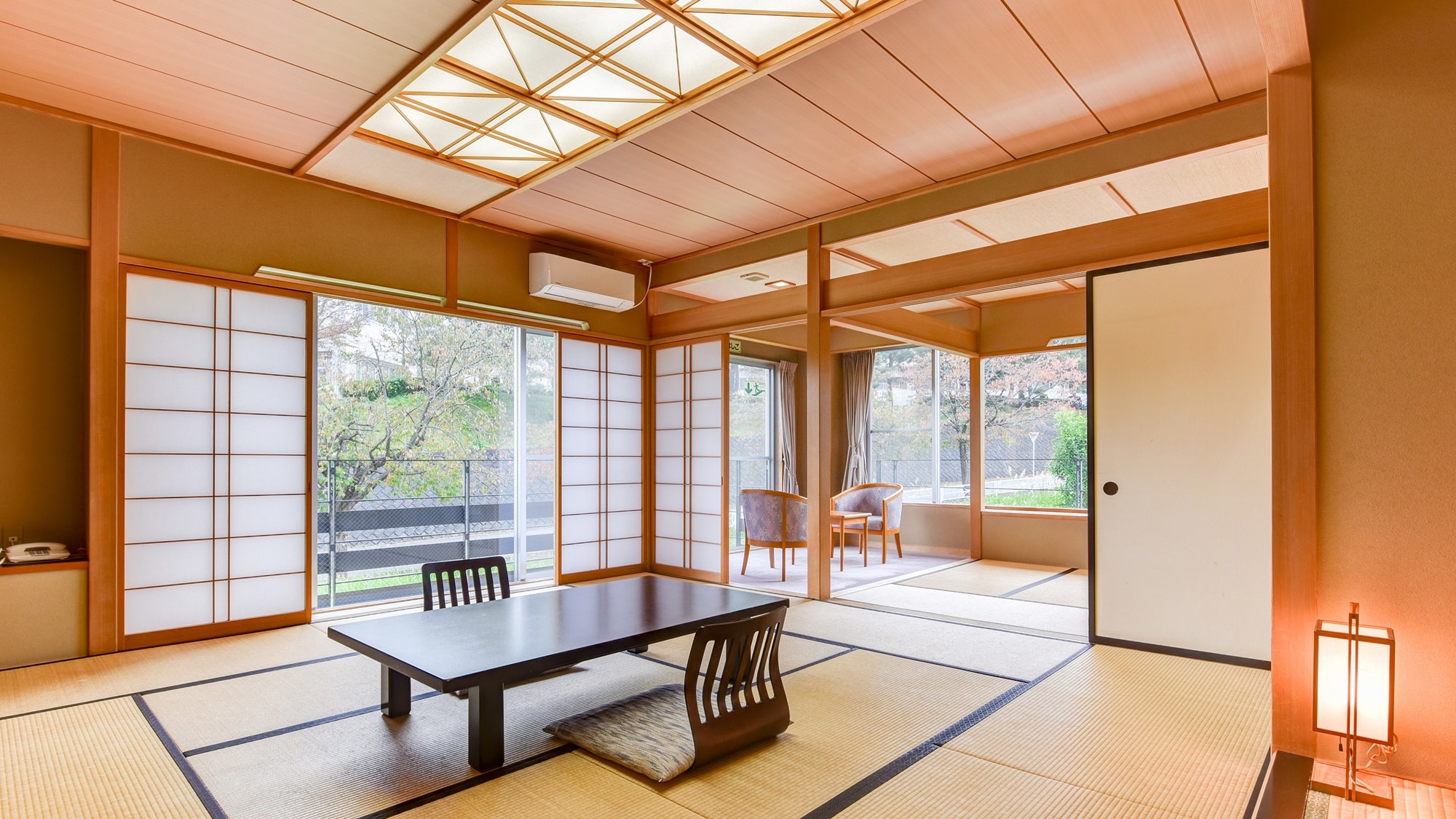 *[Guest room example] 12 tatami Japanese-style room / The open view from the large windows is appealing and gives a sense of openness ◎