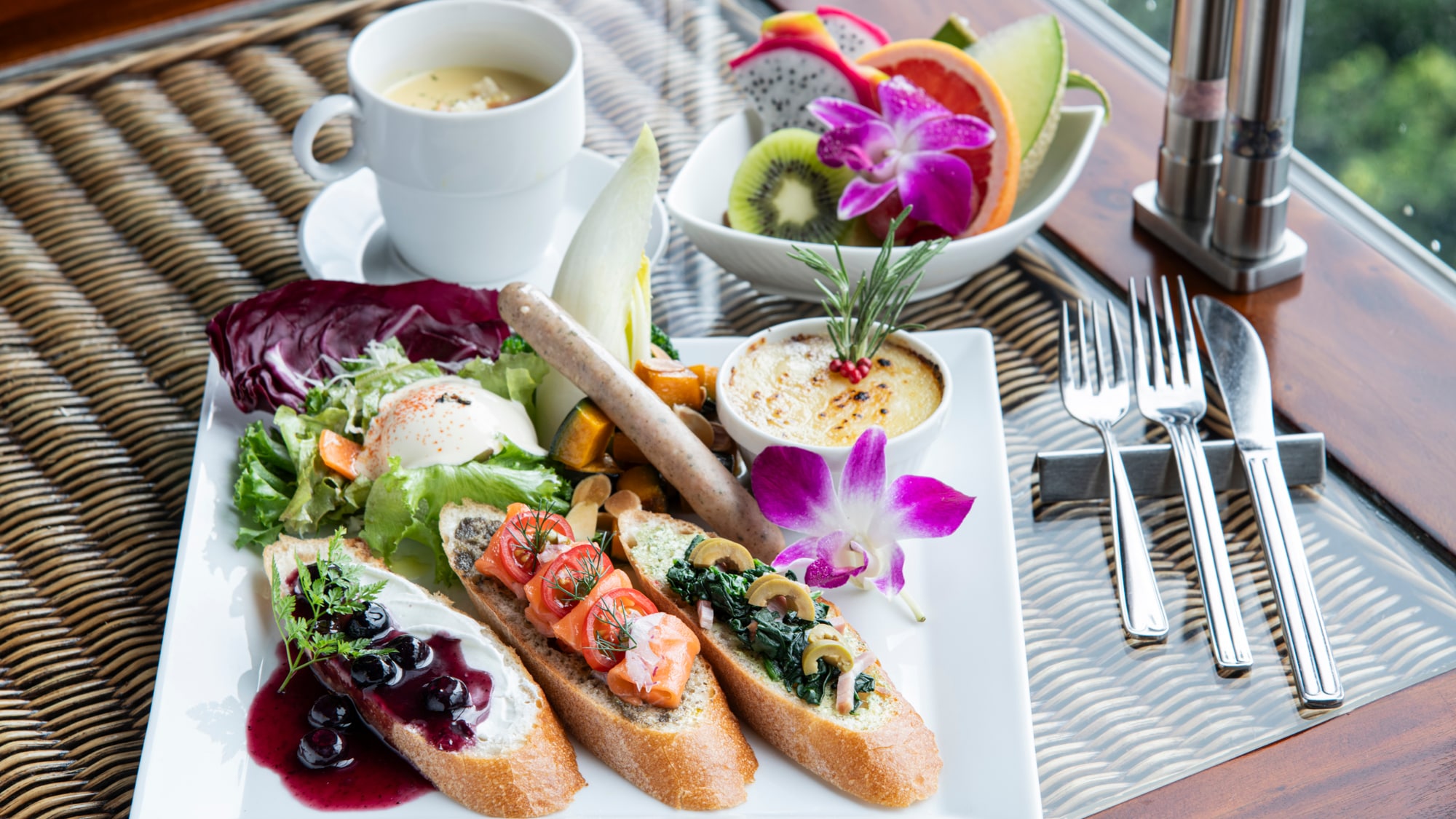 [Breakfast] Fresh vegetable salad, fruit, soup, and other breakfast items (examples)