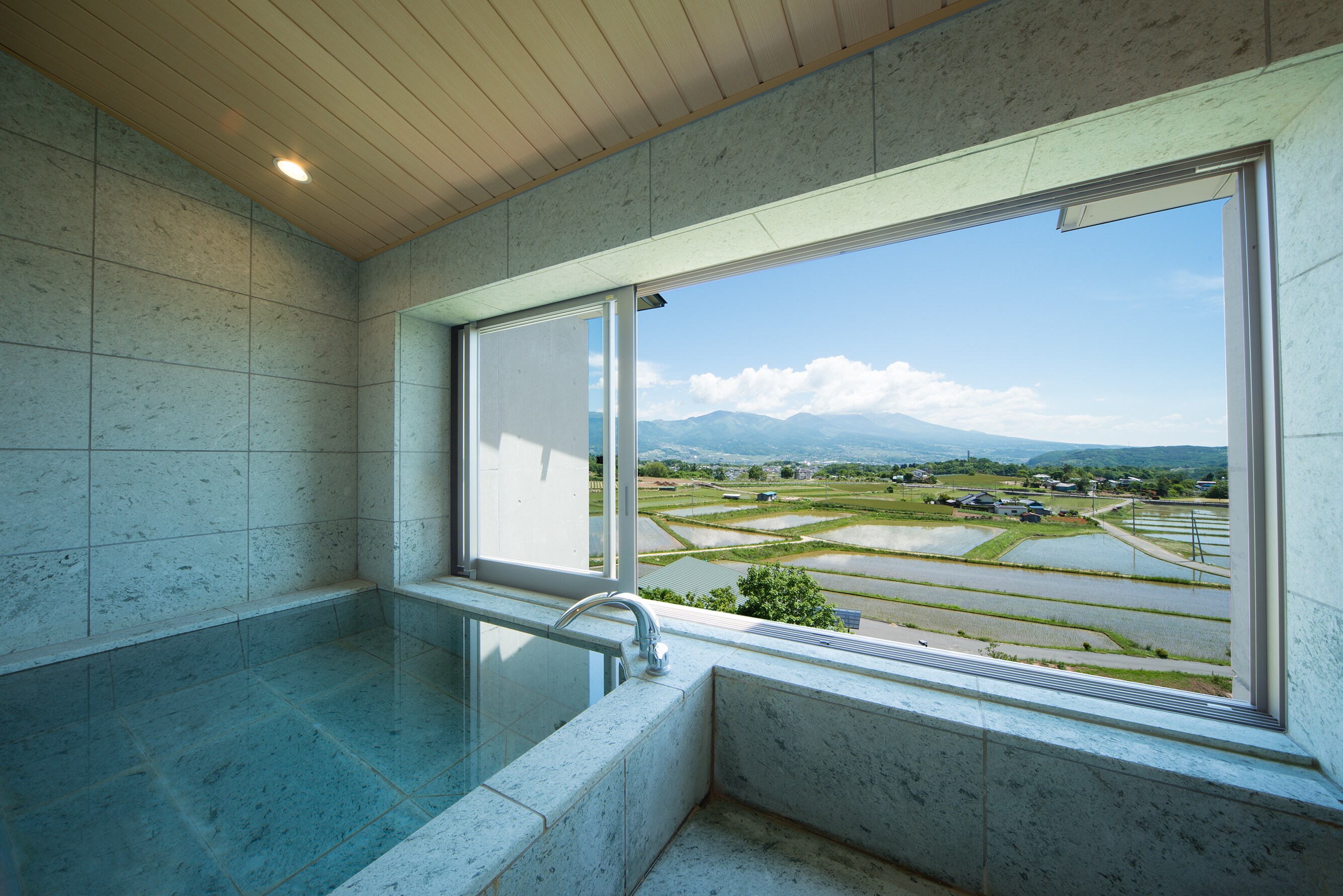 Japanese-Western room with panoramic bath - View from the bath