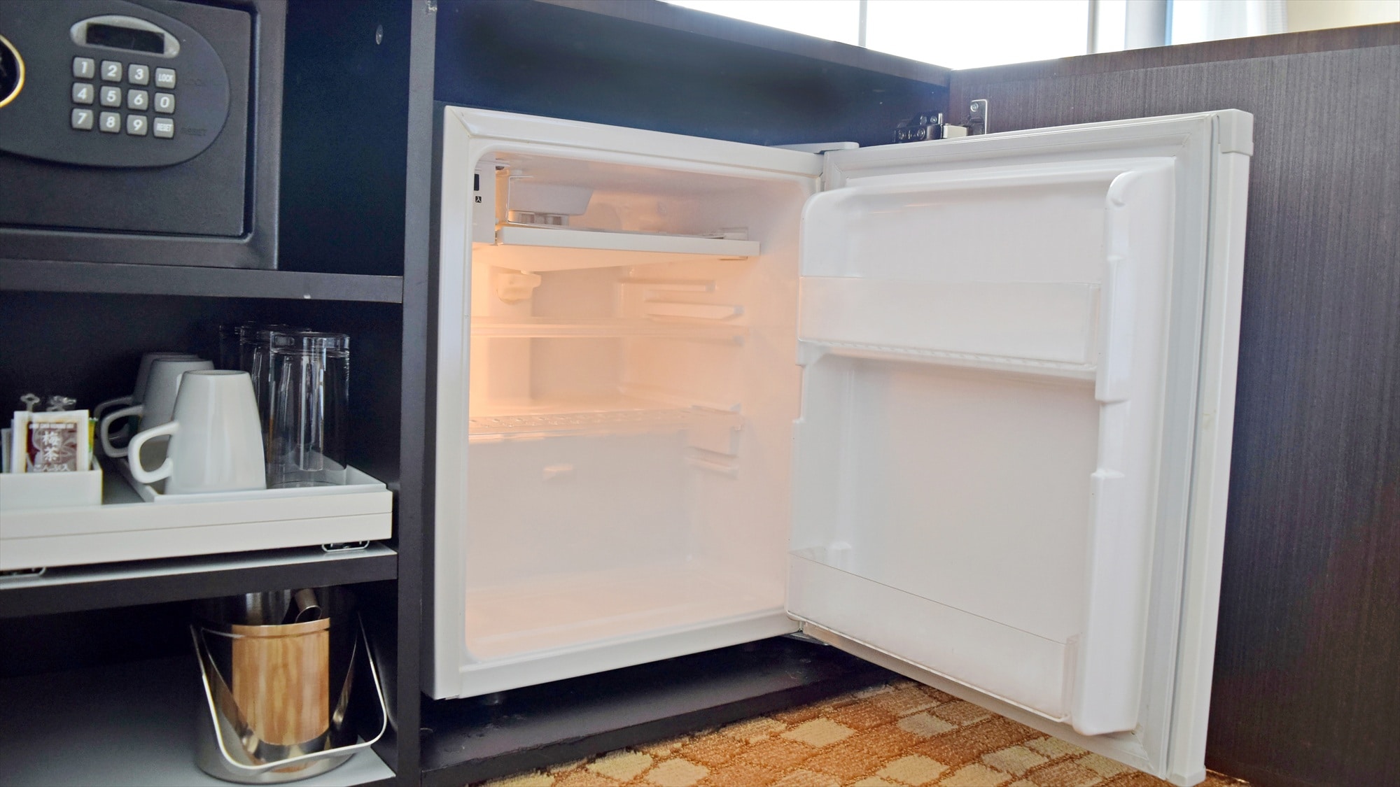 [Room Amenities] Refrigerator *Image shown is for illustrative purposes only.